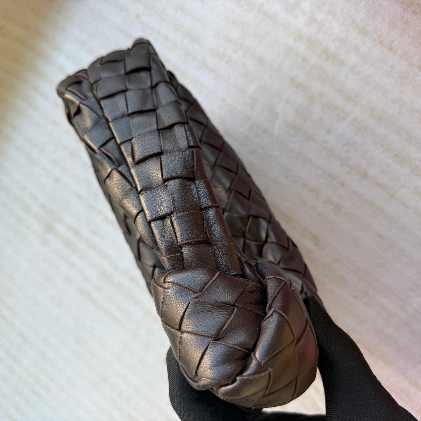 Bottega Veneta - JODI Mini Fondant - Pochette en cuir d'agneau brun chocolat foncé Pour femmes en vente