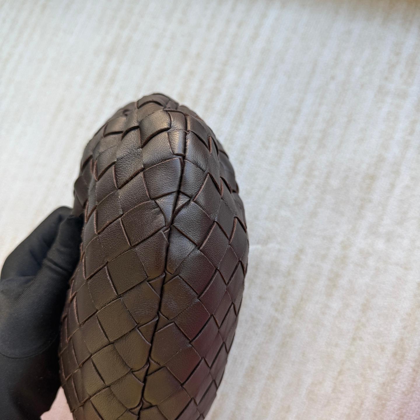 Bottega Veneta - JODI Mini Fondant - Pochette en cuir d'agneau brun chocolat foncé en vente 1