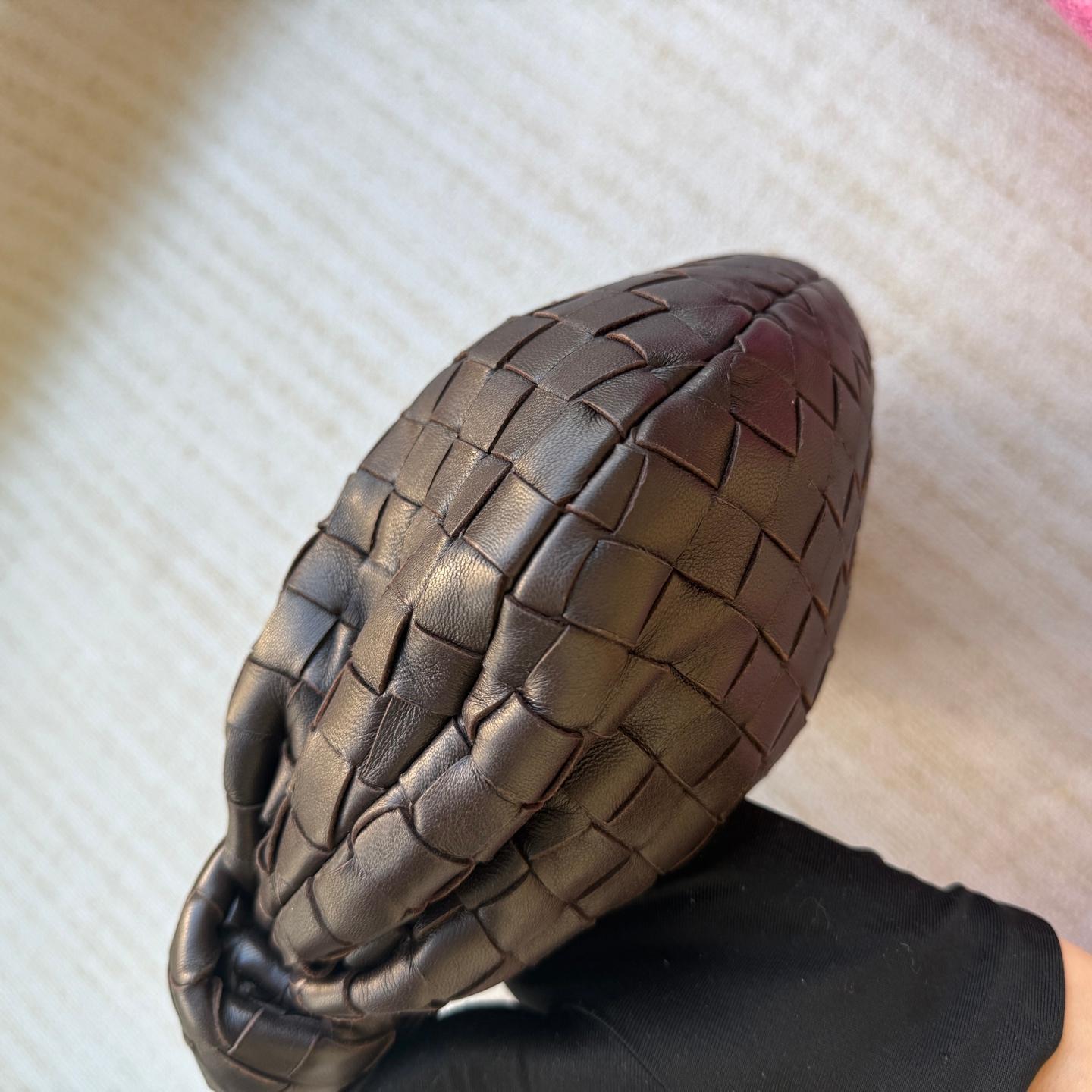 Bottega Veneta - JODI Mini Fondant - Pochette en cuir d'agneau brun chocolat foncé en vente 2