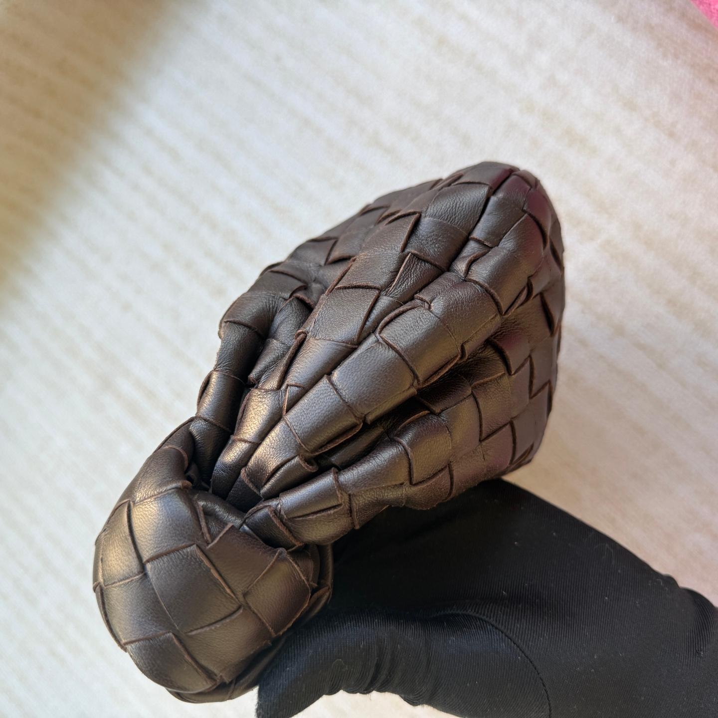 Bottega Veneta - JODI Mini Fondant - Pochette en cuir d'agneau brun chocolat foncé en vente 3