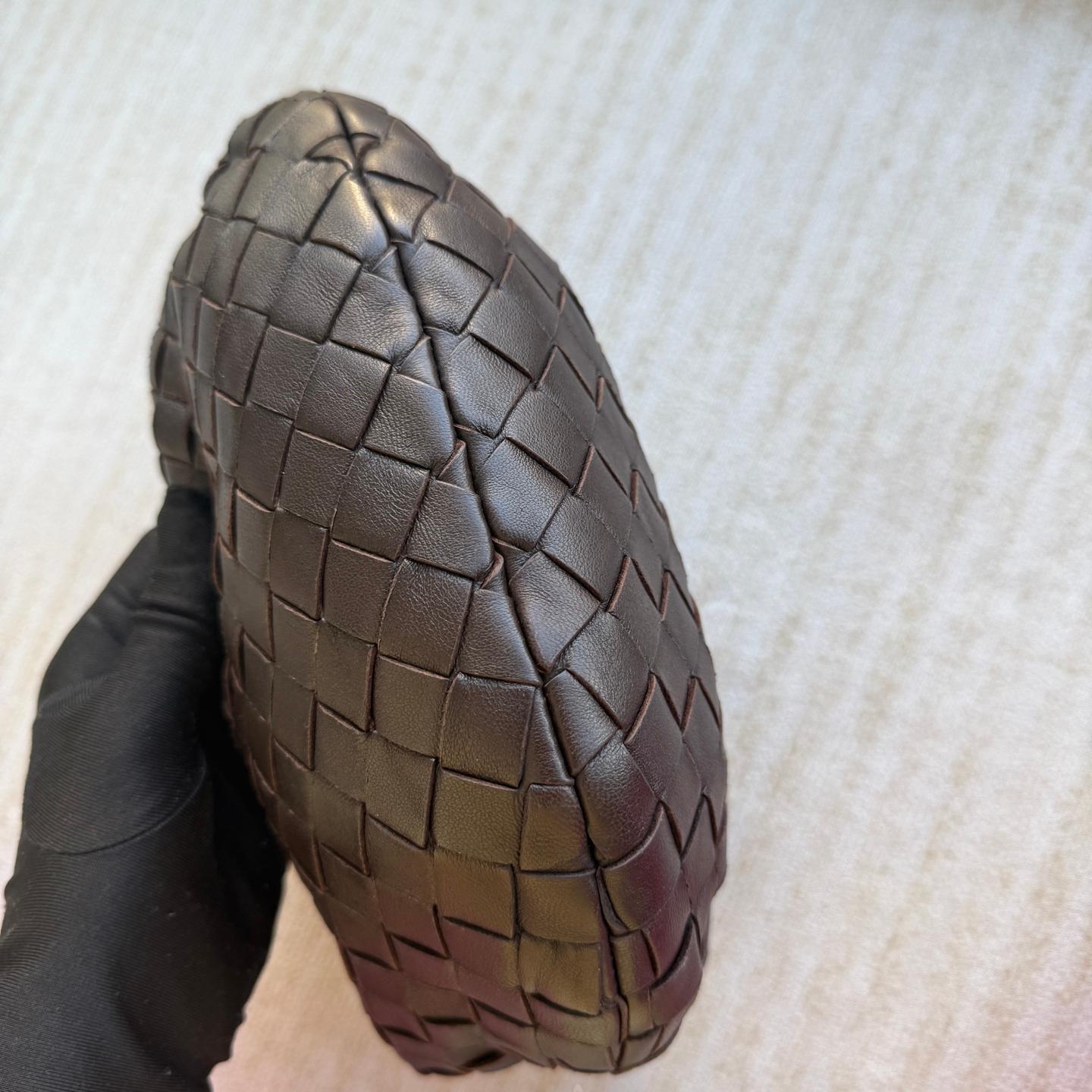 Bottega Veneta - JODI Mini Fondant - Pochette en cuir d'agneau brun chocolat foncé en vente 4