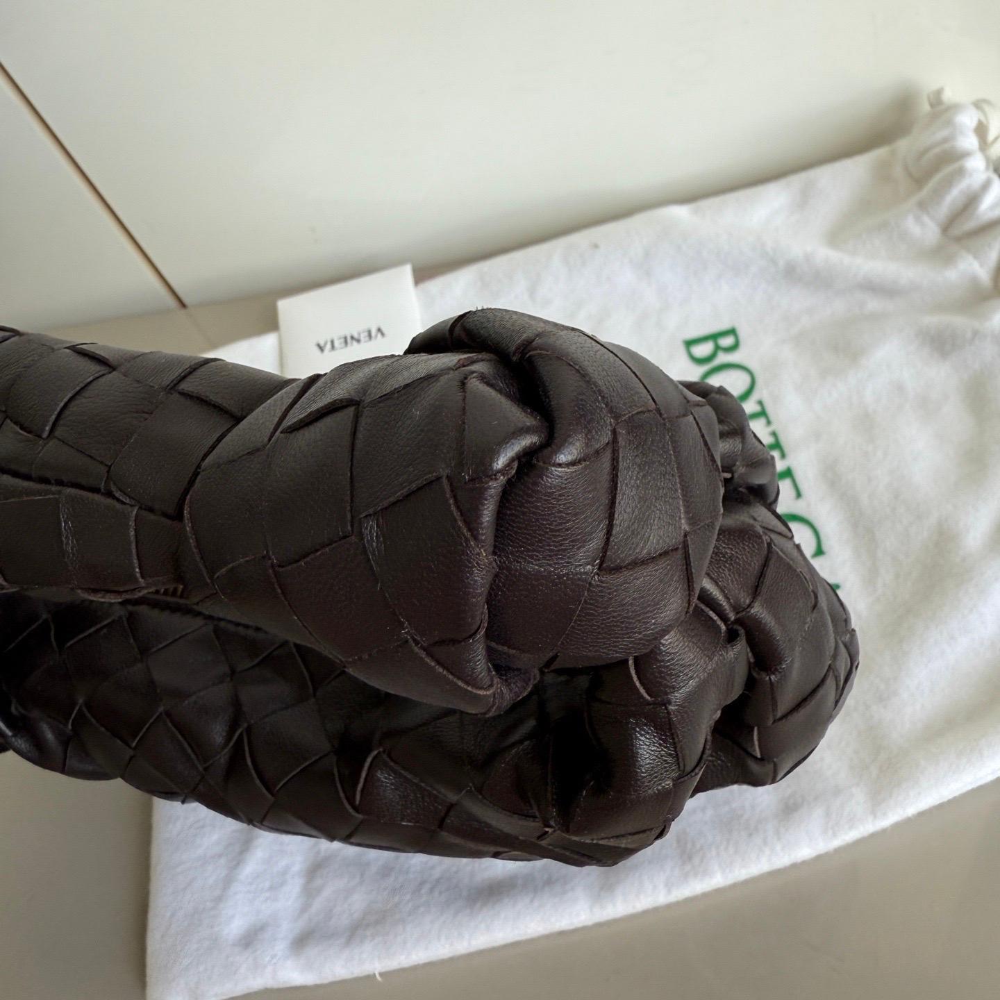 Bottega Veneta Jodie Mini Fondant in pelle di agnello marrone cioccolato scuro B. A. B. in vendita 5