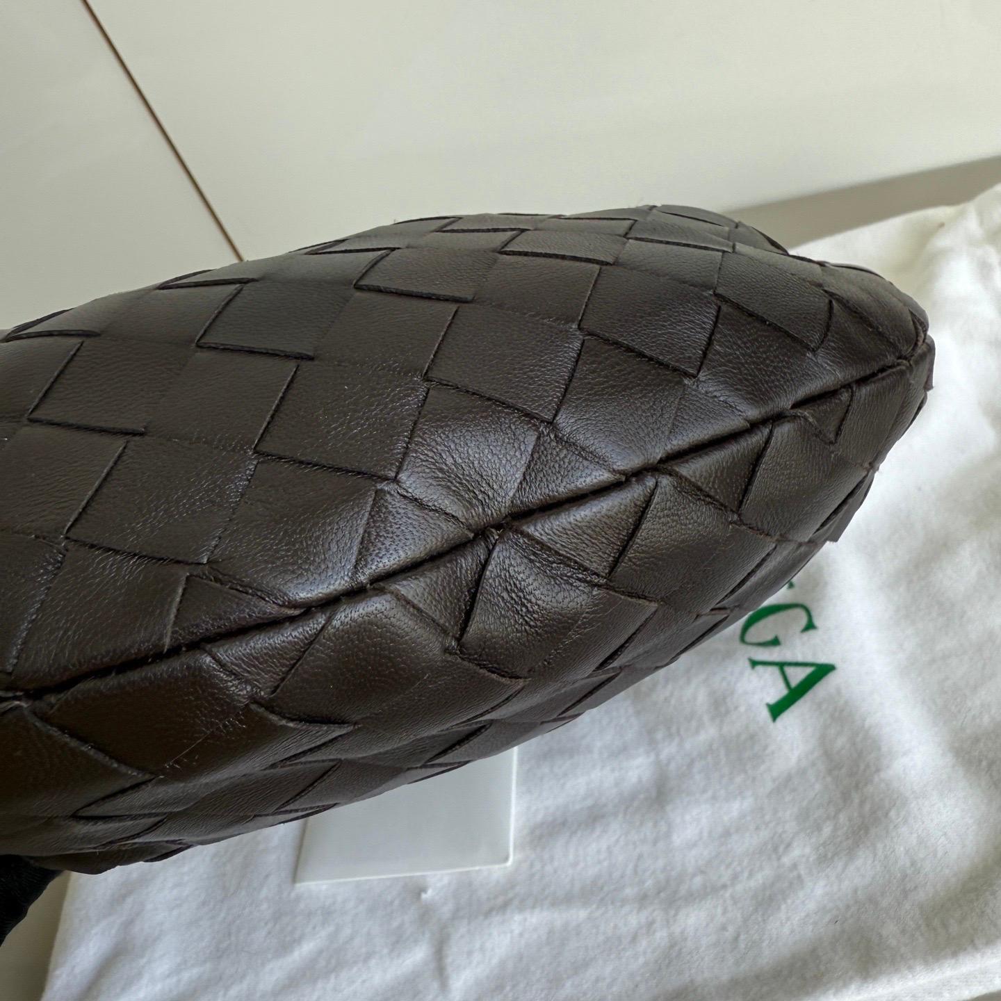 Bottega Veneta Jodie Mini Fondant Dark Chocolate Brown Lambskin Leather Clutch B in vendita 6