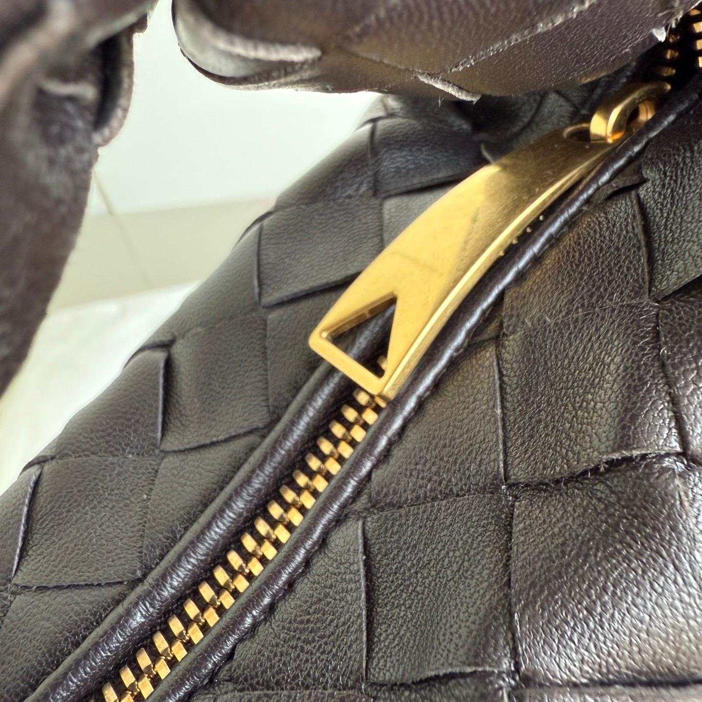 Bottega Veneta Jodie Mini Fondant Dark Chocolate Brown Lambskin Leather Clutch B in vendita 7