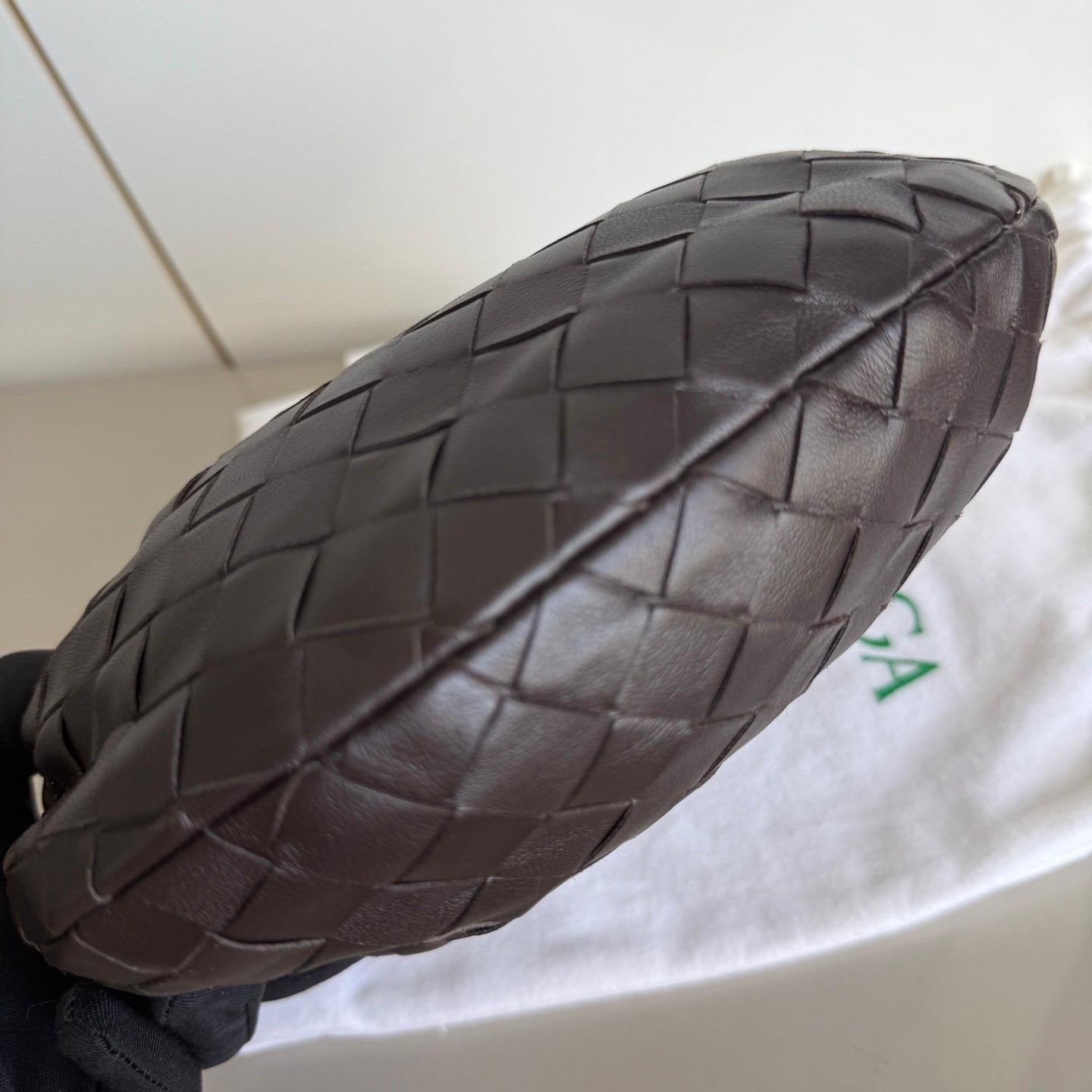 Bottega Veneta Jodie Mini Fondant in pelle di agnello marrone cioccolato scuro B. A. B. in vendita 8