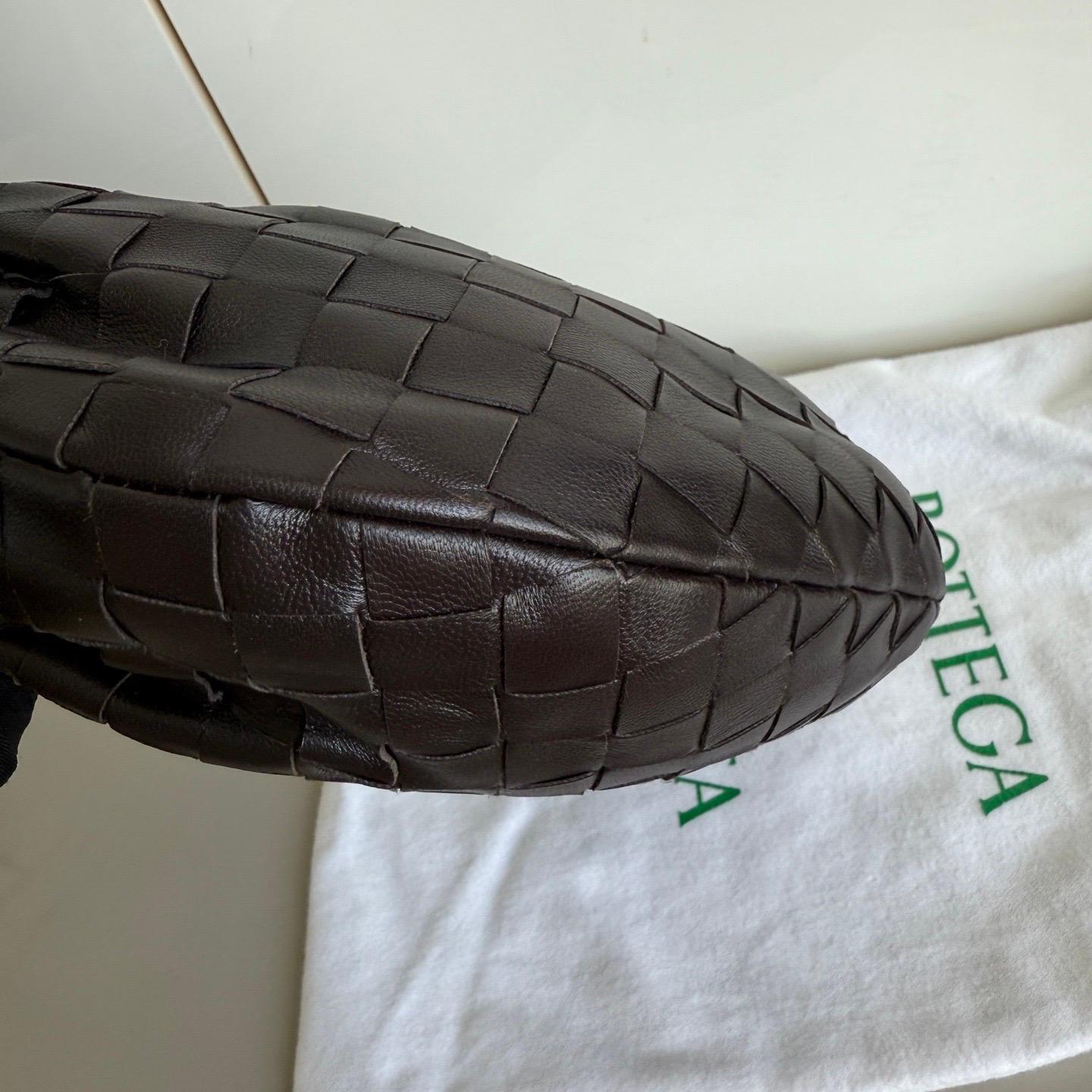 Bottega Veneta Jodie Mini Fondant in pelle di agnello marrone cioccolato scuro B. A. B. in vendita 9