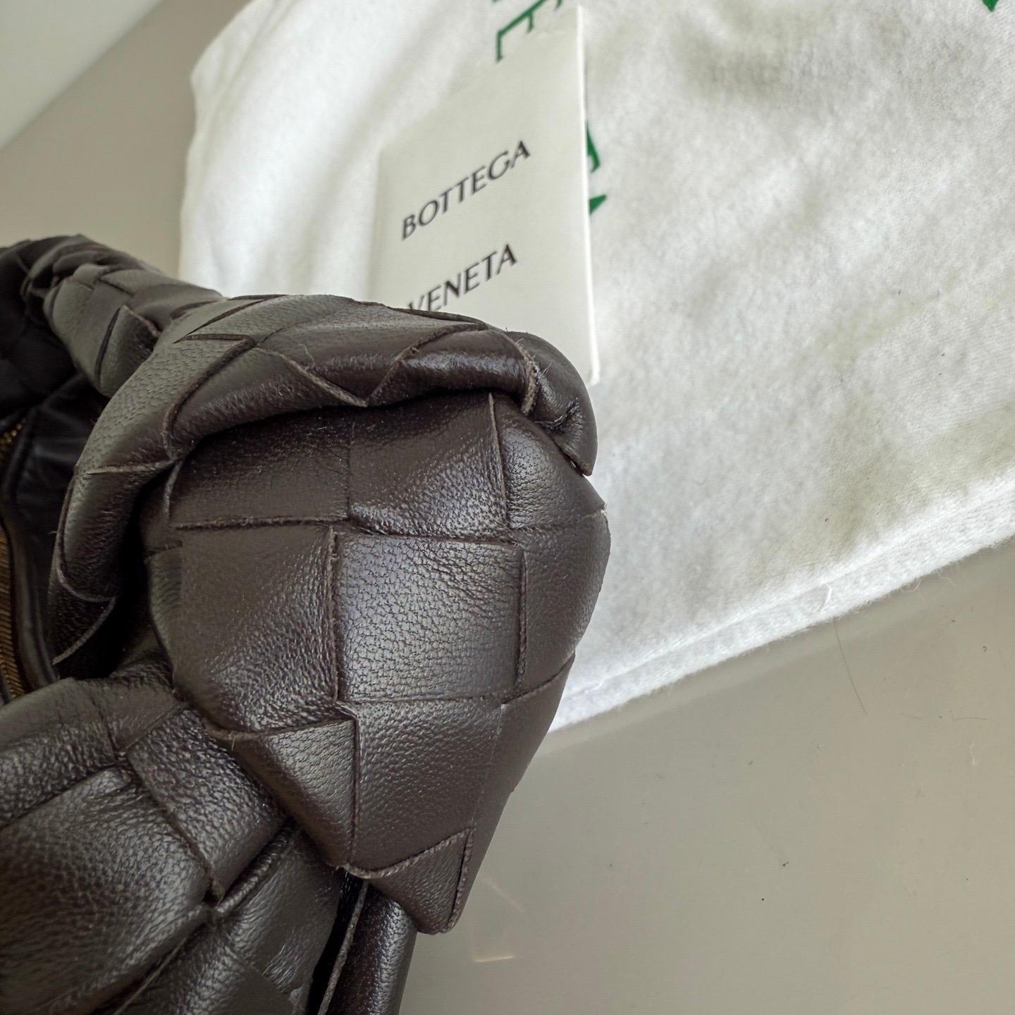 Bottega Veneta Jodie Mini Fondant Dark Chocolate Brown Lambskin Leather Clutch B in vendita 10