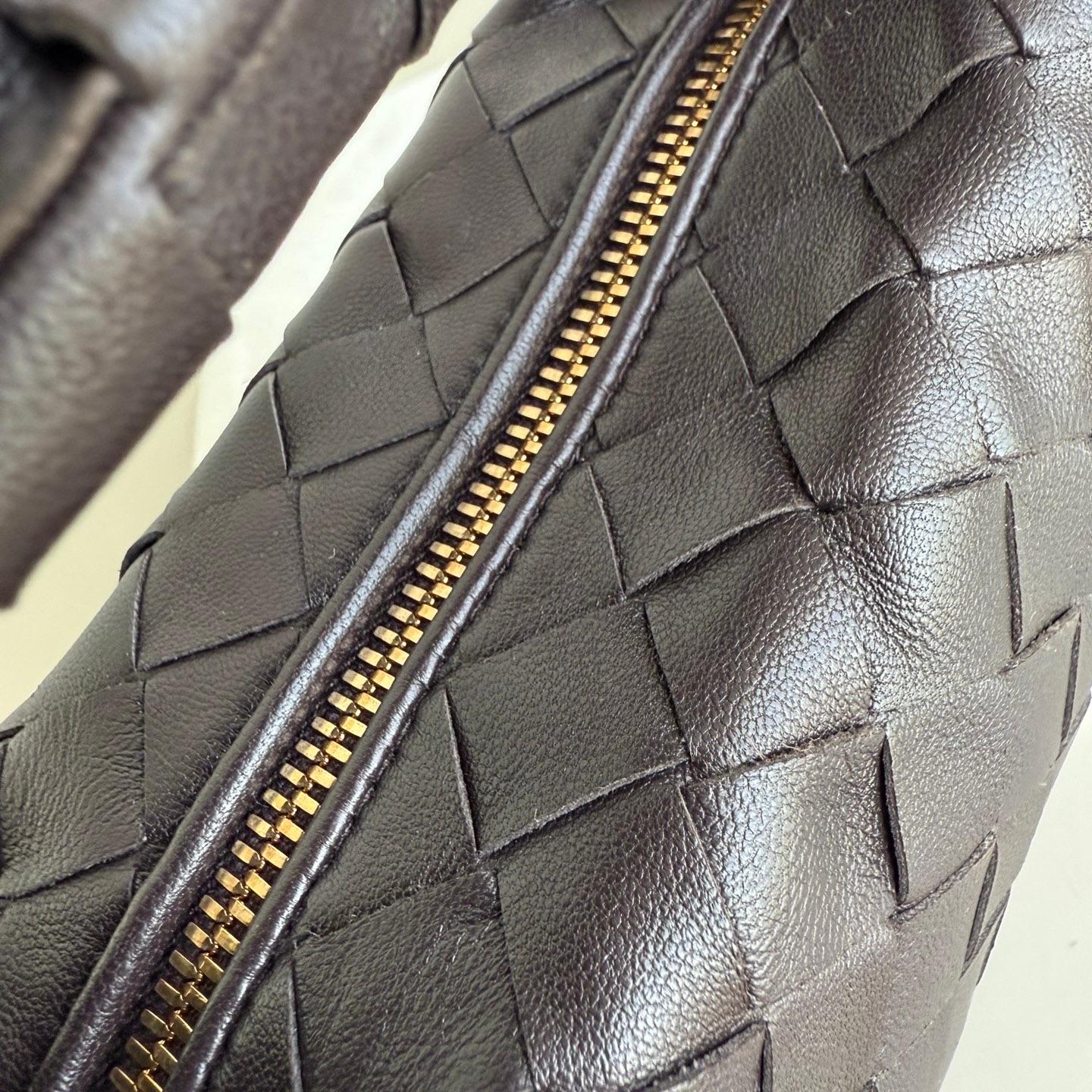 Bottega Veneta Jodie Mini Fondant Dark Chocolate Brown Lambskin Leather Clutch B in vendita 11