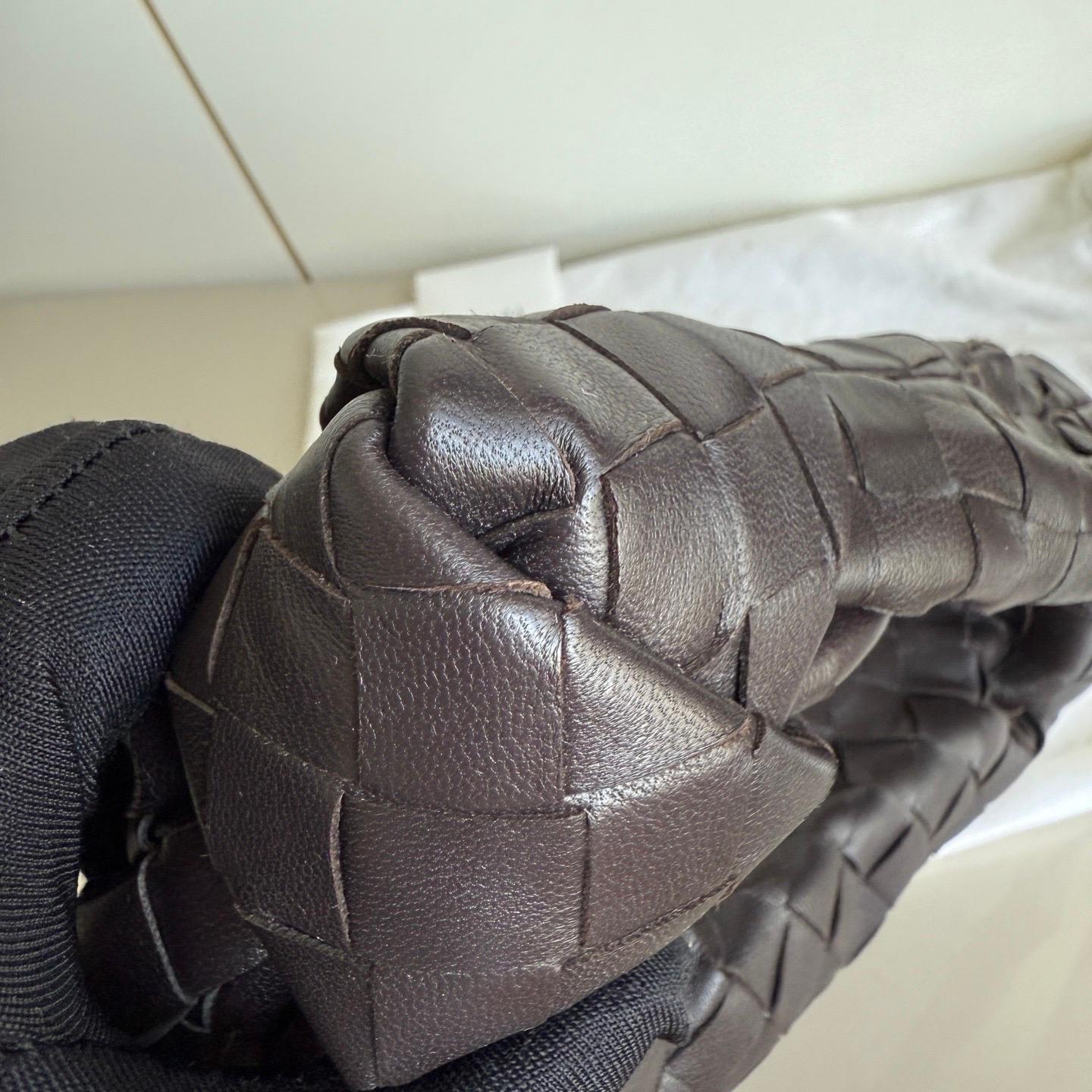 Bottega Veneta Jodie Mini Fondant in pelle di agnello marrone cioccolato scuro B. A. B. in vendita 11