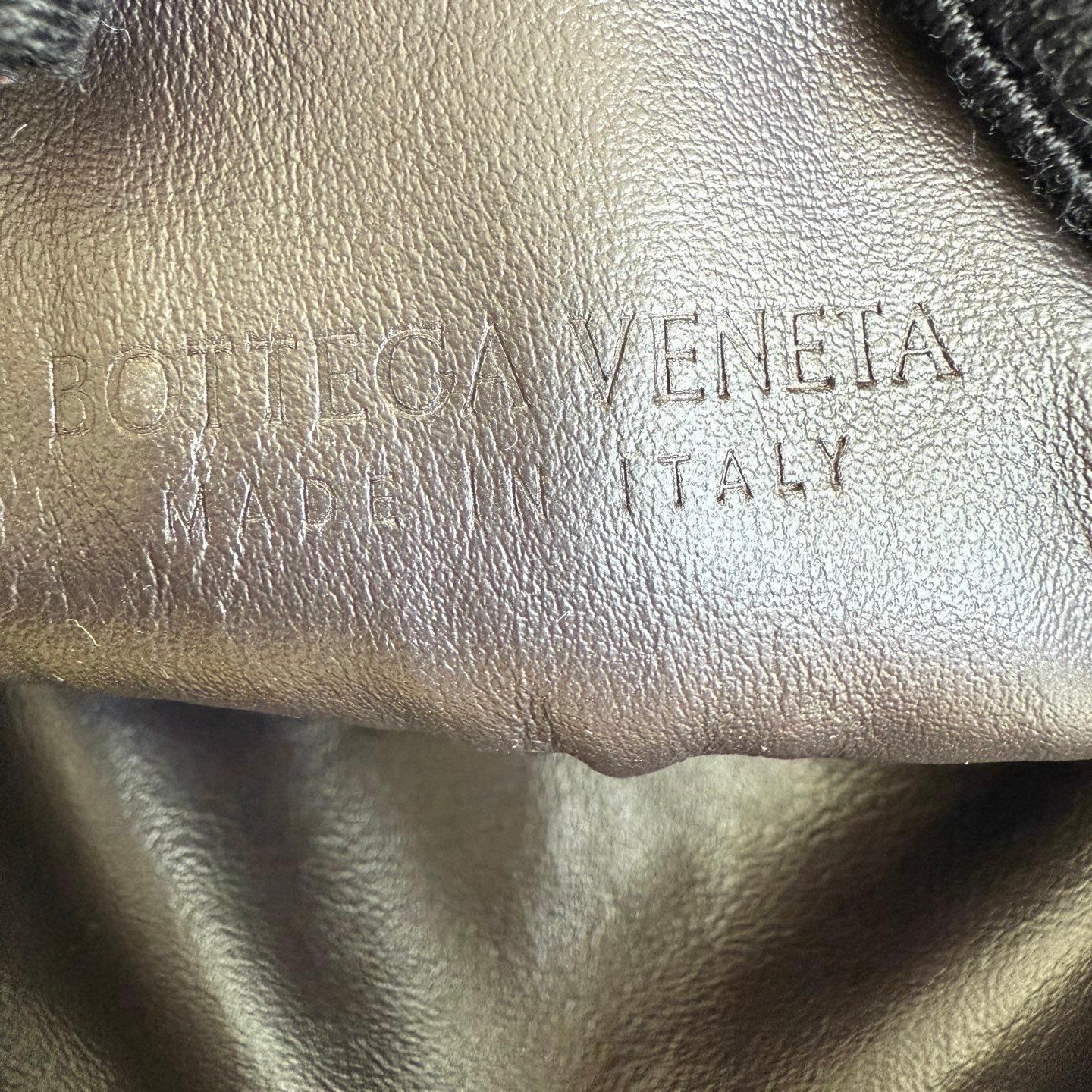 Bottega Veneta Jodie Mini Fondant Dark Chocolate Brown Lambskin Leather Clutch B in vendita 12