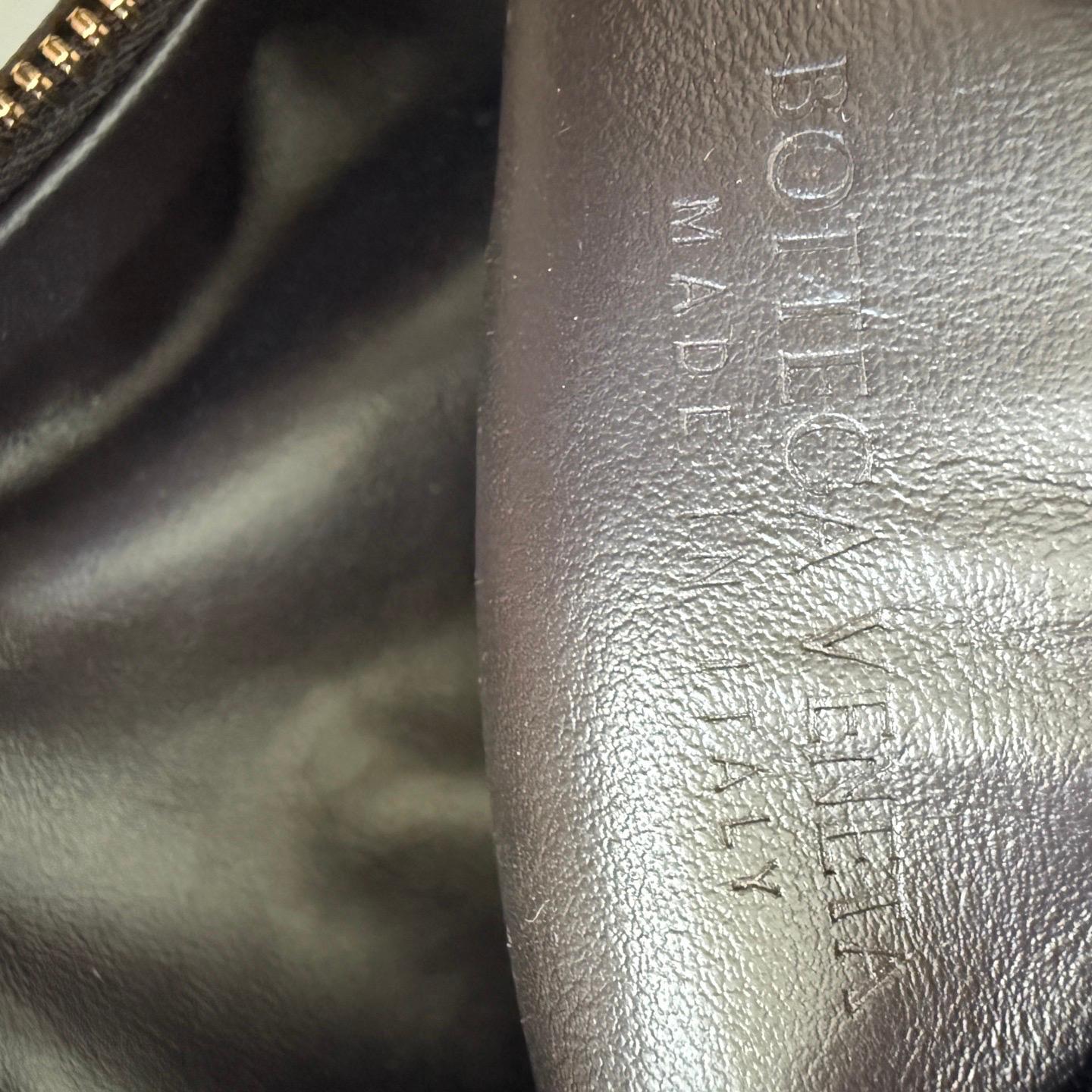 Bottega Veneta Jodie Mini Fondant in pelle di agnello marrone cioccolato scuro B. A. B. in vendita 13
