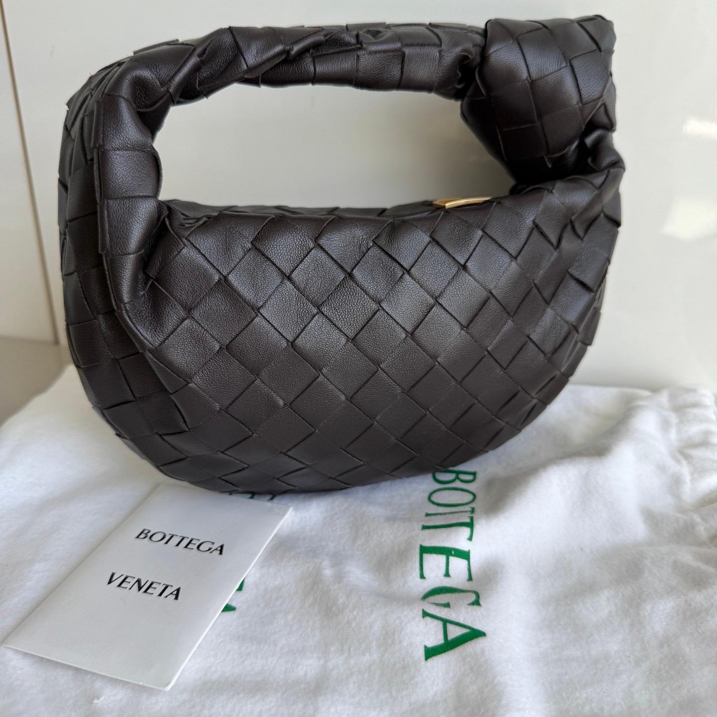 The Bottega Veneta Jodie Mini in elegant burgundy Leather offers the perfect balance between practicality and luxury. Its mini size serves as a great everyday bag, while the iconic Intrecciato weave provides a fashionable statement. Combining the