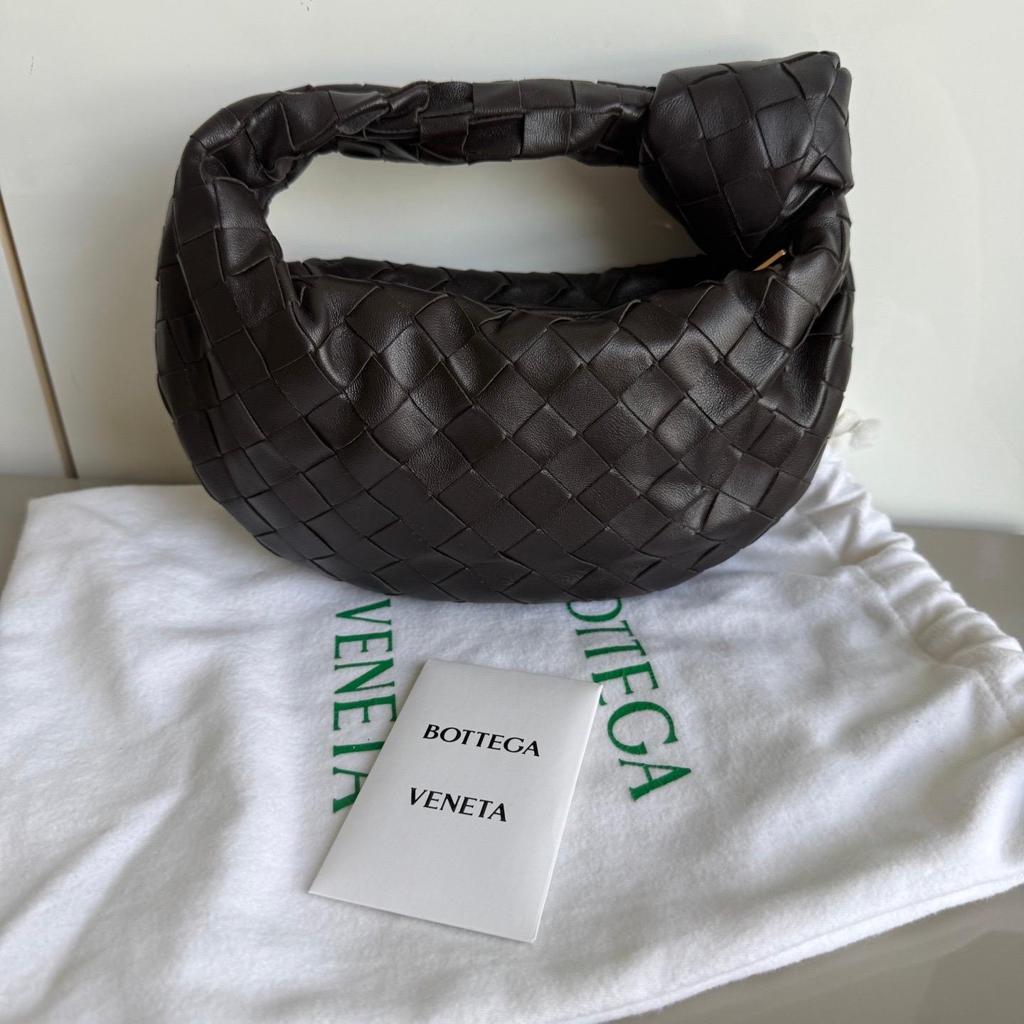 La Bottega Veneta JODI Mini offre il perfetto equilibrio tra praticità e lusso. Il suo formato mini è un'ottima borsa per tutti i giorni, mentre l'iconica trama Intrecciato è una dichiarazione di moda. Combinando la splendida tonalità del marrone