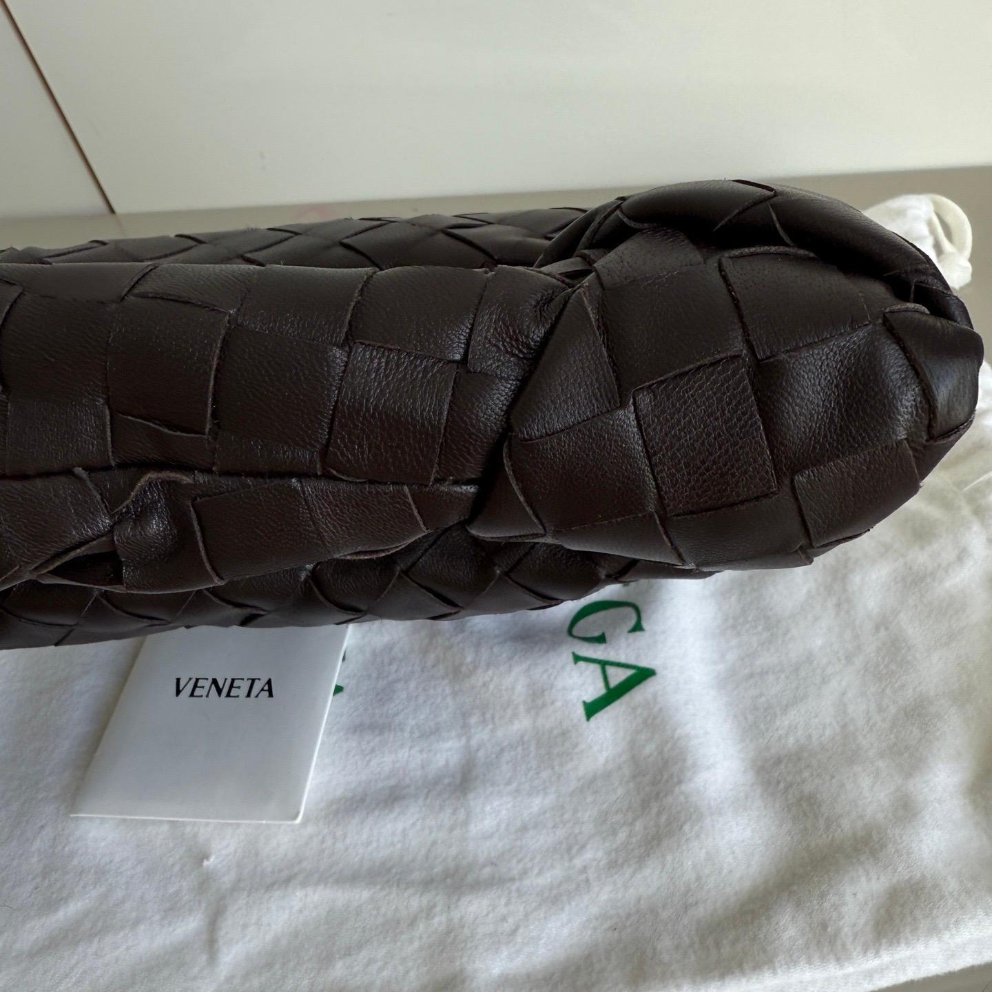 Nero Bottega Veneta Jodie Mini Fondant Dark Chocolate Brown Lambskin Leather Clutch B in vendita
