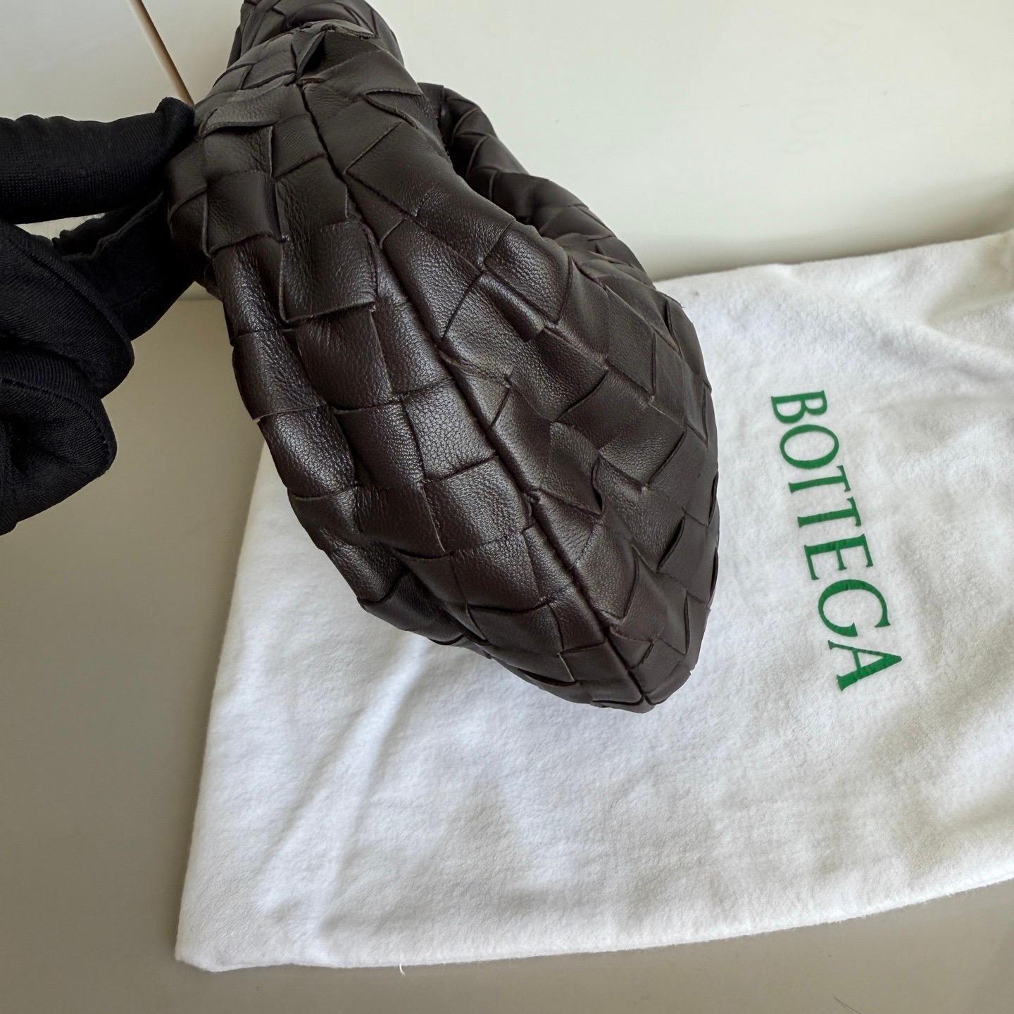 Nero Bottega Veneta Jodie Mini Fondant in pelle di agnello marrone cioccolato scuro B. A. B. in vendita