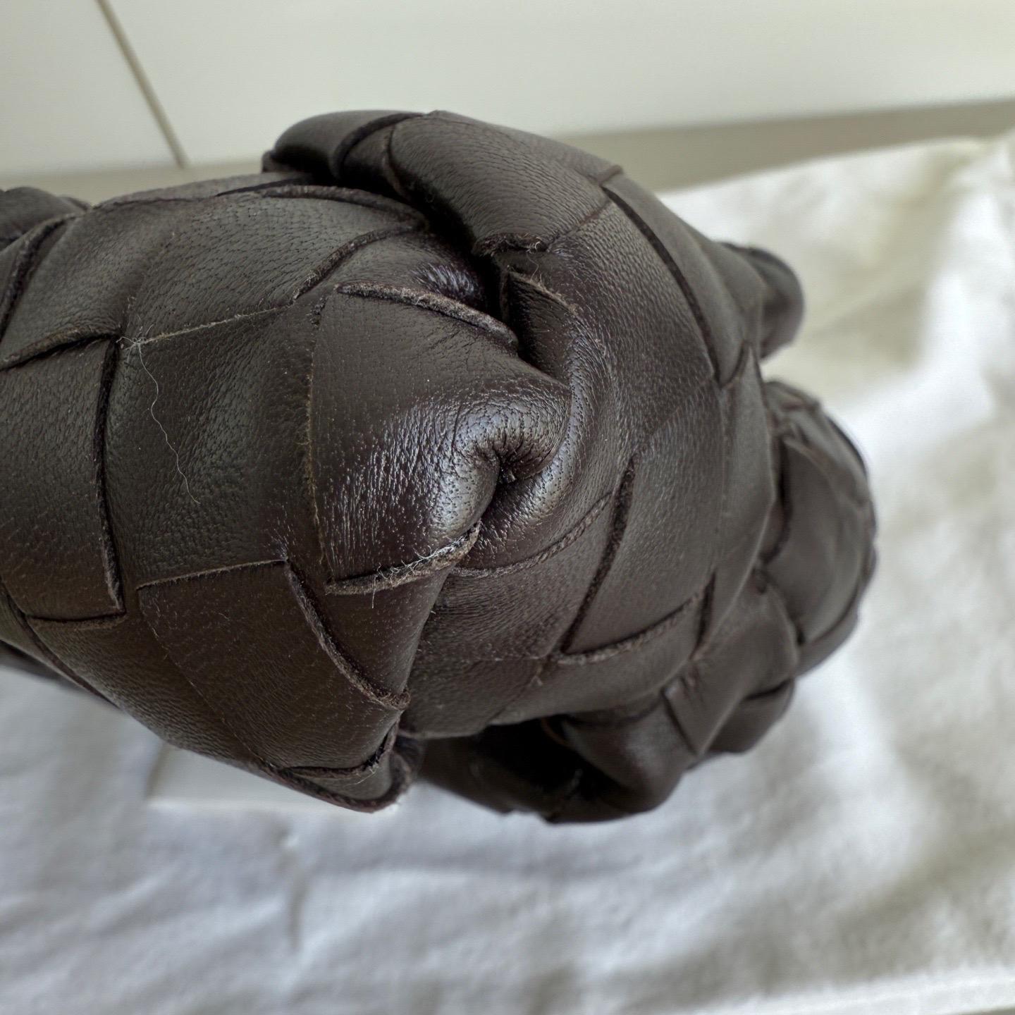 Bottega Veneta Jodie Mini Fondant Dark Chocolate Brown Lambskin Leather Clutch B In condizioni Nuovo in vendita a AUBERVILLIERS, FR