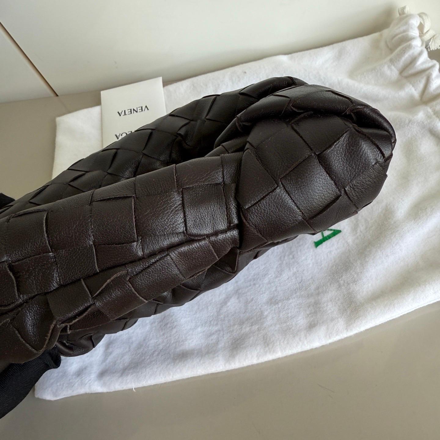 Bottega Veneta Jodie Mini Fondant in pelle di agnello marrone cioccolato scuro B. A. B. In condizioni Nuovo in vendita a AUBERVILLIERS, FR