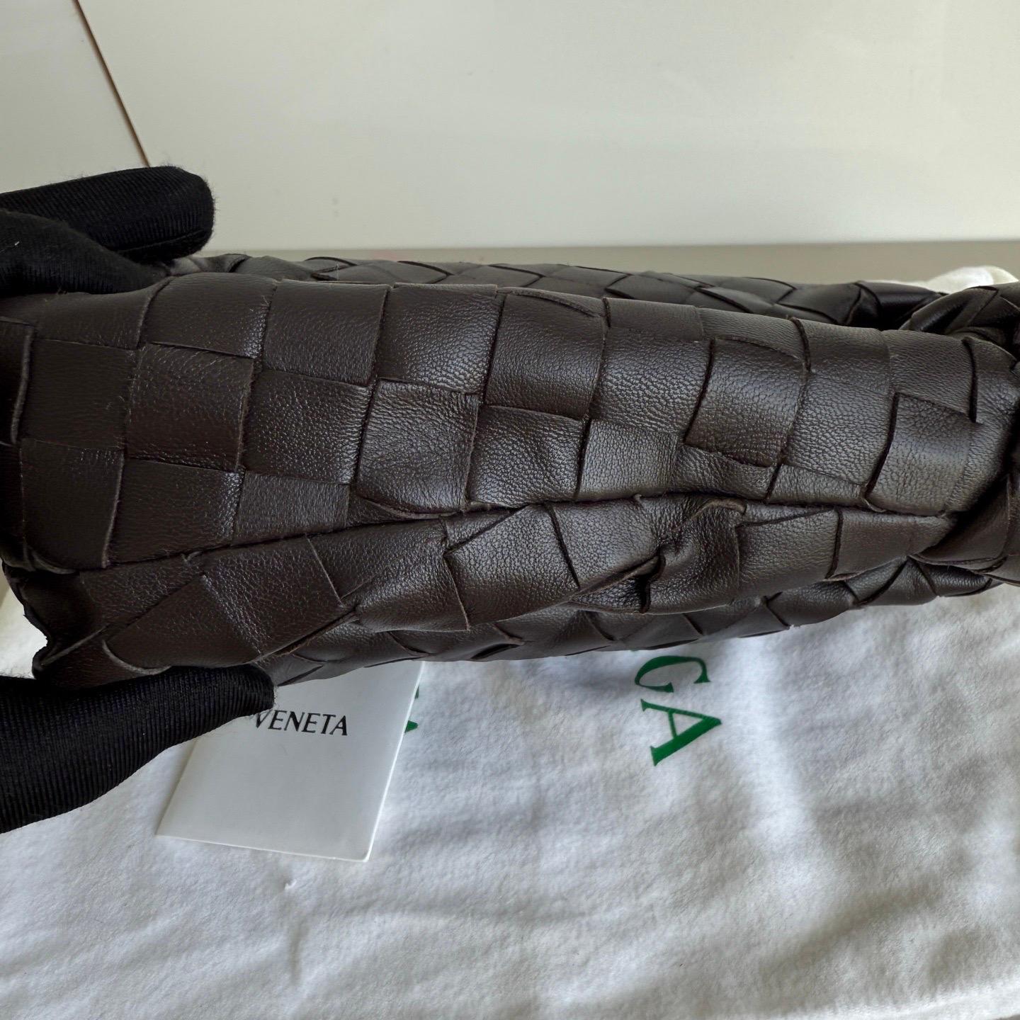 da uomo o donna Bottega Veneta Jodie Mini Fondant Dark Chocolate Brown Lambskin Leather Clutch B in vendita