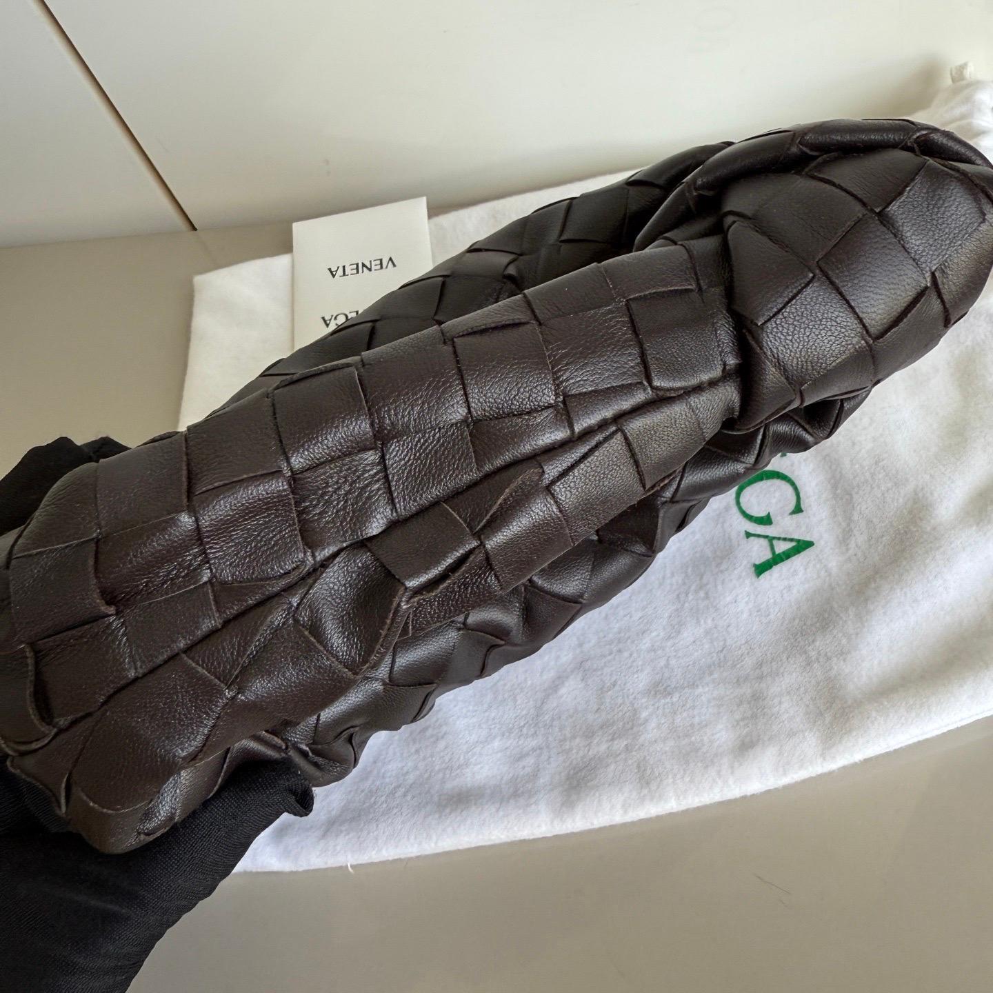 da uomo o donna Bottega Veneta Jodie Mini Fondant in pelle di agnello marrone cioccolato scuro B. A. B. in vendita
