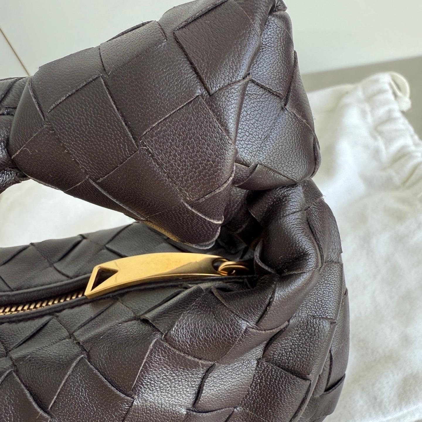 Bottega Veneta Jodie Mini Fondant Dark Chocolate Brown Lambskin Leather Clutch B in vendita 1