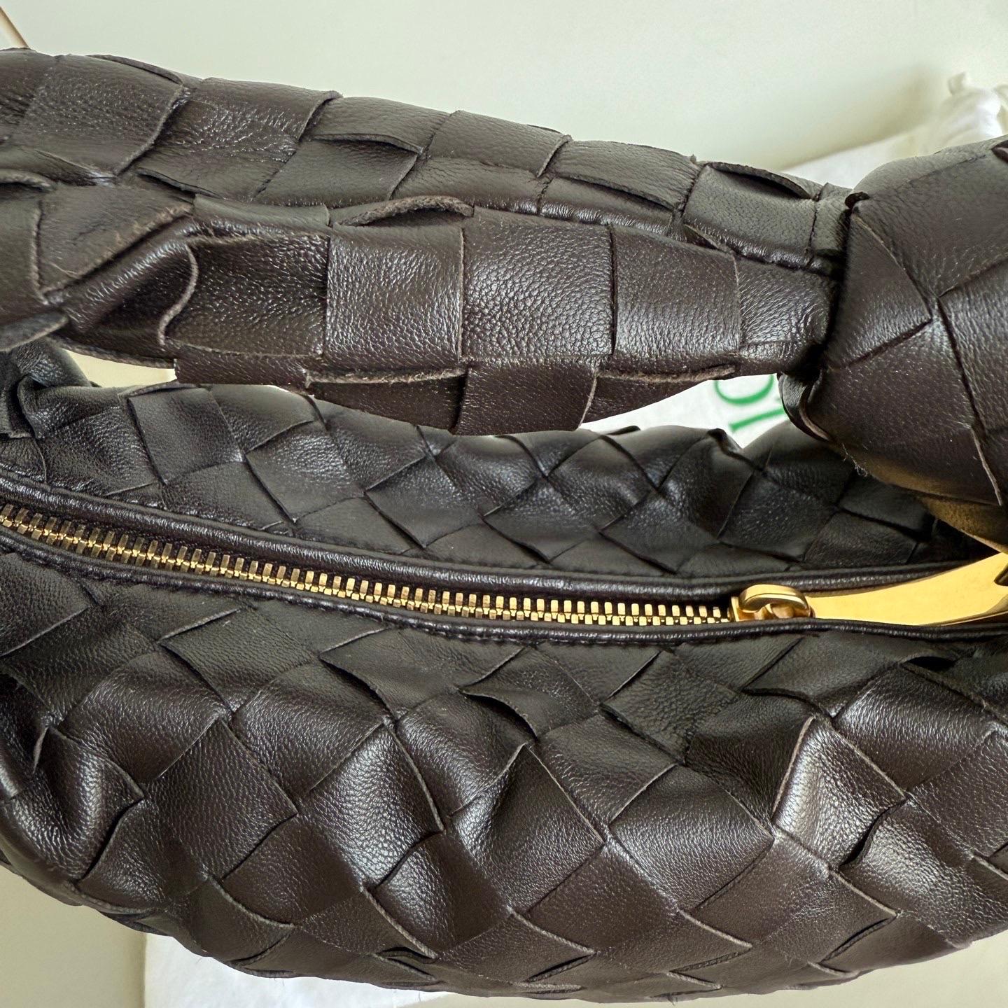 Bottega Veneta Jodie Mini Fondant in pelle di agnello marrone cioccolato scuro B. A. B. in vendita 1