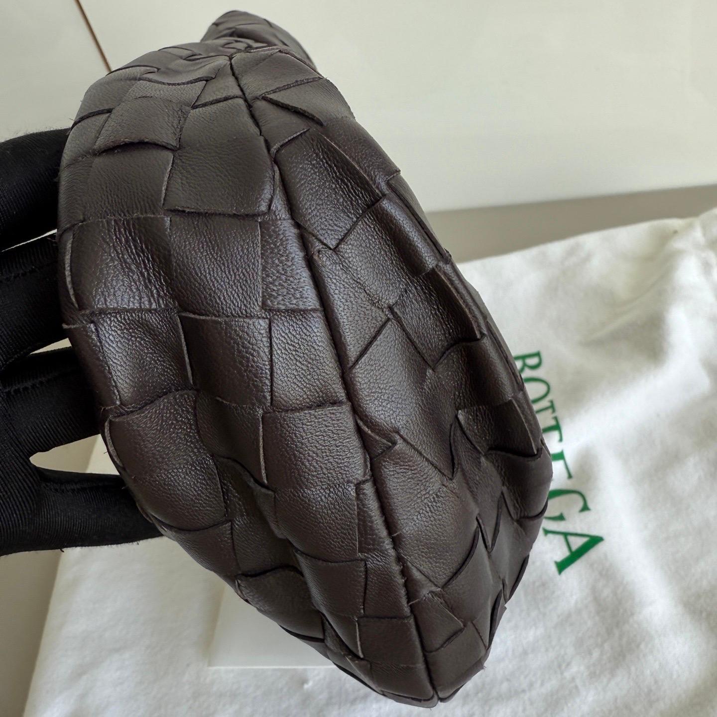 Bottega Veneta Jodie Mini Fondant Dark Chocolate Brown Lambskin Leather Clutch B in vendita 2