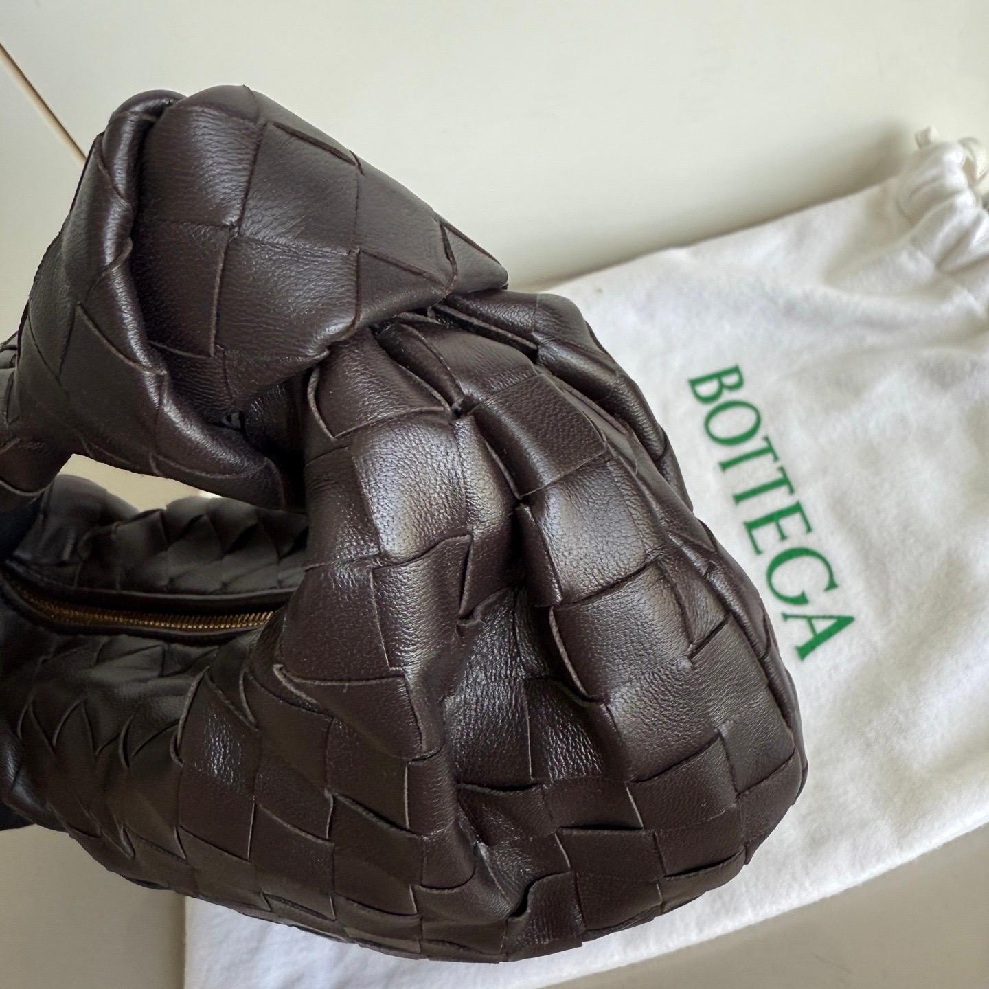 Bottega Veneta Jodie Mini Fondant in pelle di agnello marrone cioccolato scuro B. A. B. in vendita 2