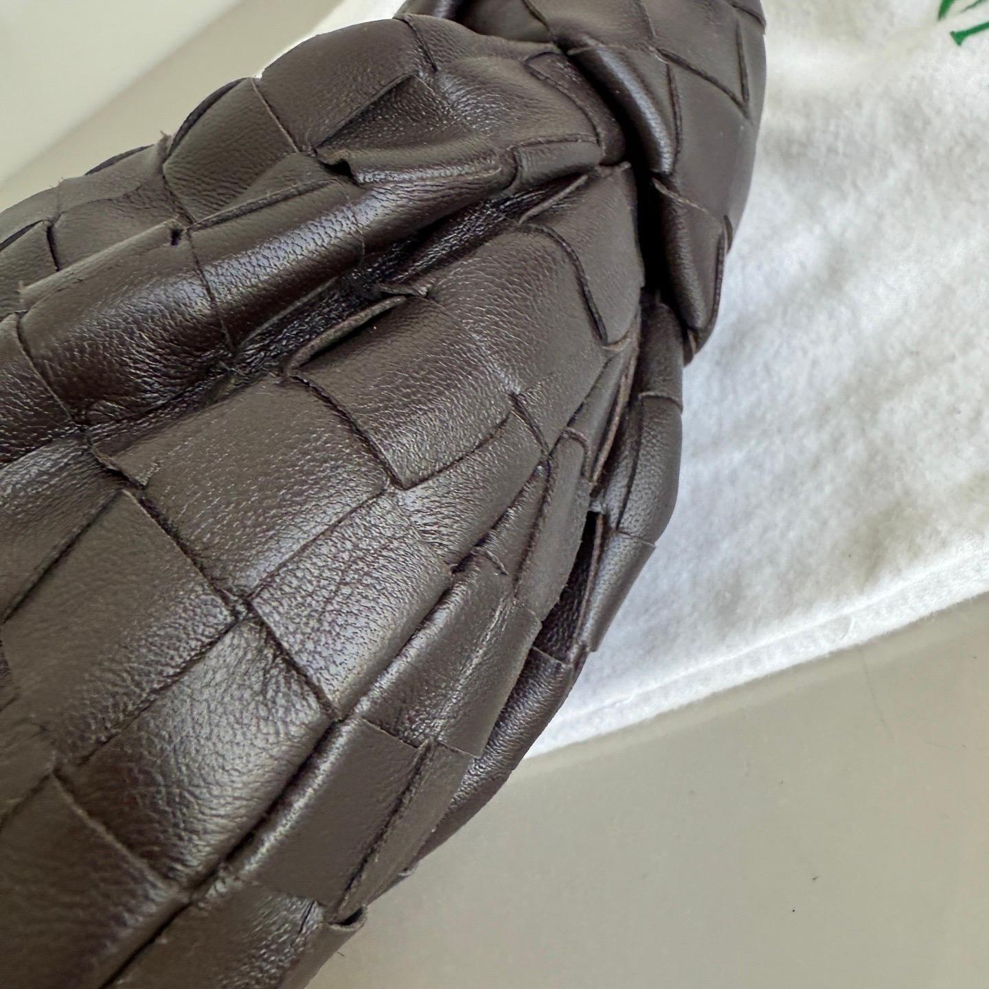 Bottega Veneta Jodie Mini Fondant Dark Chocolate Brown Lambskin Leather Clutch B in vendita 3