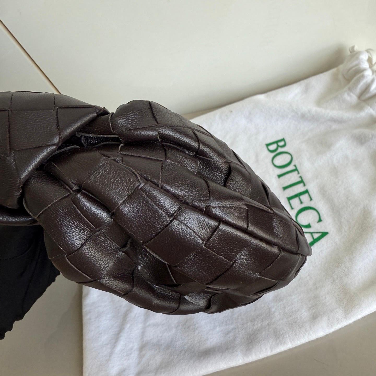 Bottega Veneta Jodie Mini Fondant in pelle di agnello marrone cioccolato scuro B. A. B. in vendita 4