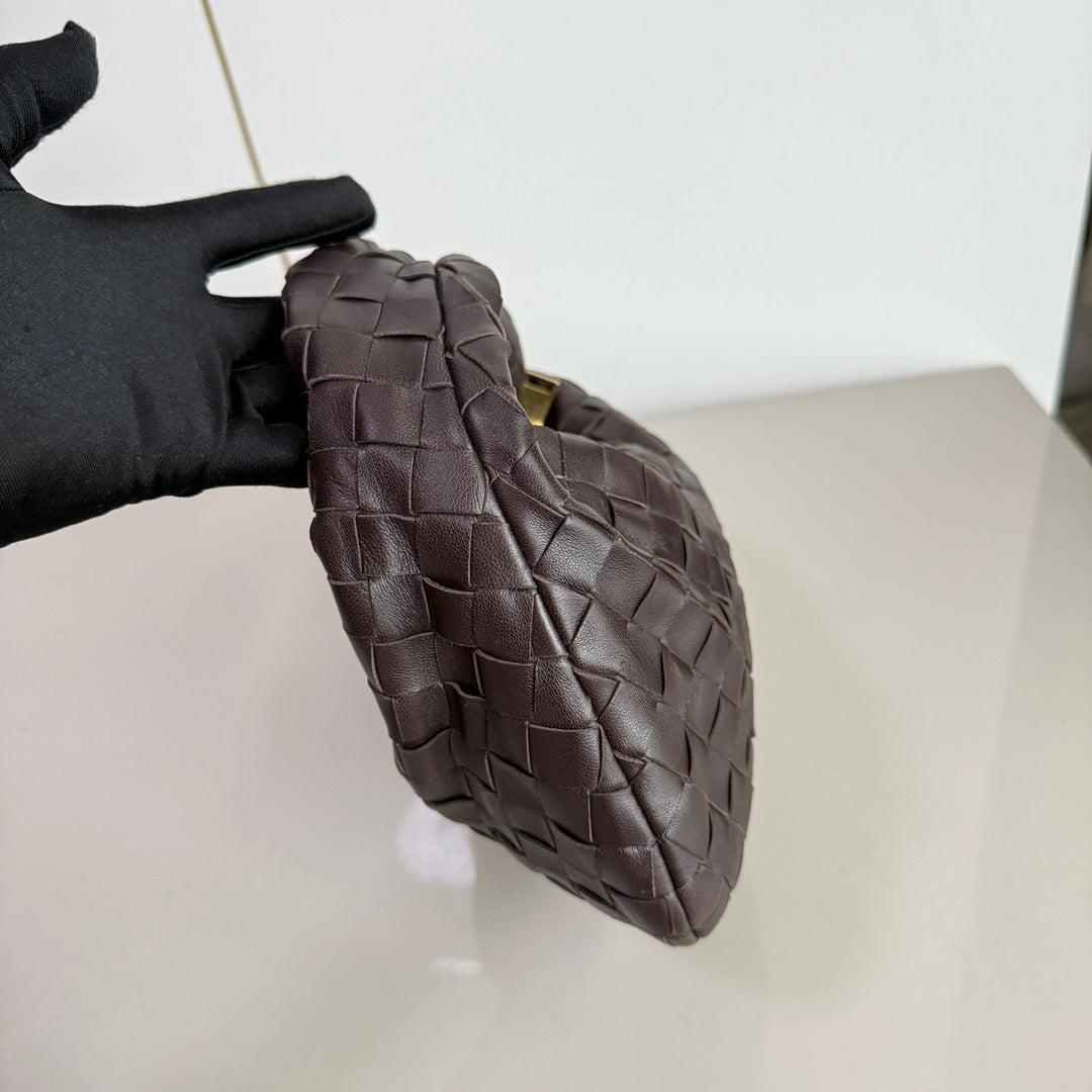 Bottega Veneta Jodie Mini Fondant Dark Chocolate Brown Lambskin Leather Clutch In Excellent Condition In AUBERVILLIERS, FR