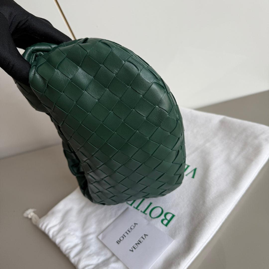 Bottega Veneta Jodie Mini Forest Green Lambskin Leather Clutch Bag Never Worn In Excellent Condition In AUBERVILLIERS, FR
