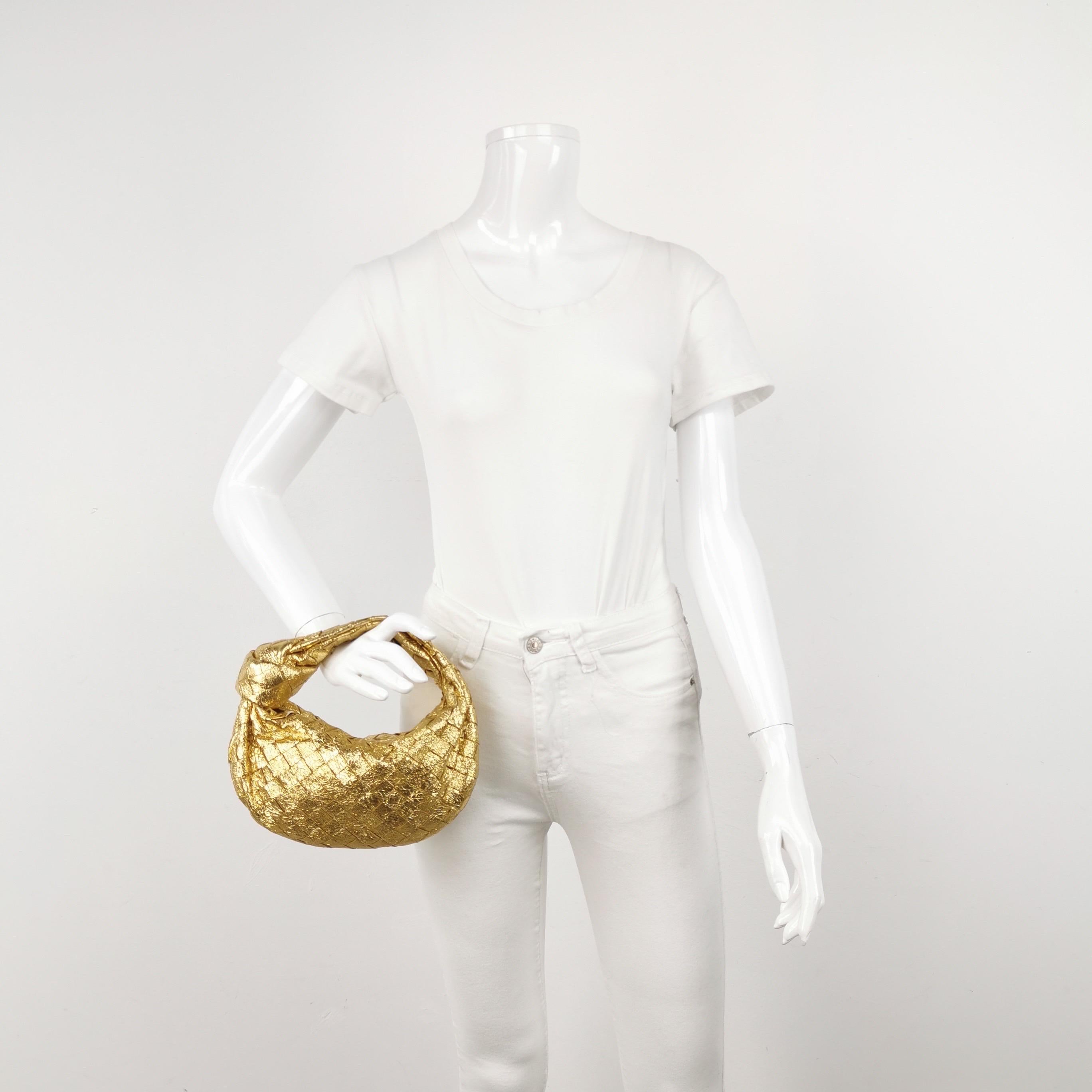 Bottega Veneta Jodie Mini en cuir doré rare
Il s'agit de photos professionnelles du sac.
  Le Bottega Veneta Jodie Mini en cuir doré super rare offre l'équilibre parfait entre praticité et luxe. Son format mini en fait un sac idéal pour tous les