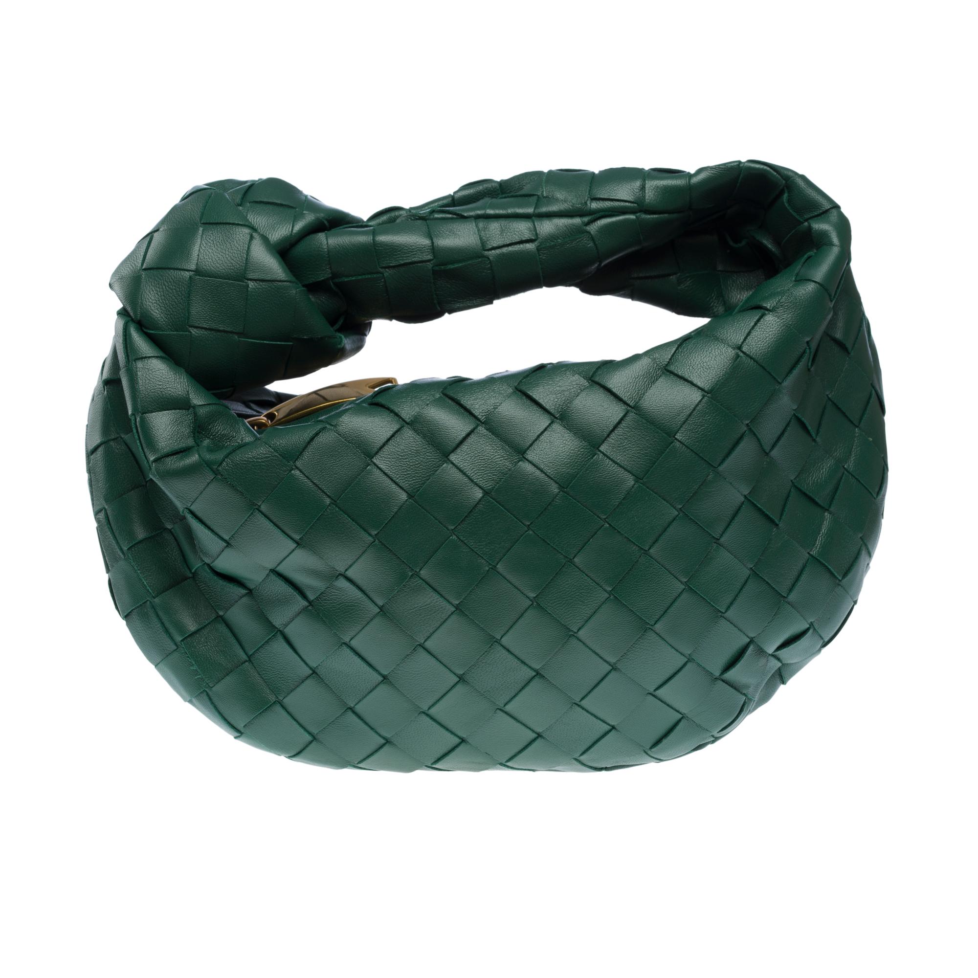 Gorgeous​ ​Bottega​ ​Veneta​ ​Jodie​ ​Mini​ ​handbag​ ​in​ ​green​ ​Intreccio​ ​lambskin​ ​leather,​ ​signature​ ​orthogonal​ ​braiding,​ ​gold​ ​metal​ ​trim,​ ​and​ ​a​ ​handle​ ​for​ ​a​ ​hand
​ ​
Zipper
Single​ ​compartment​ ​​ ​
Signature:​