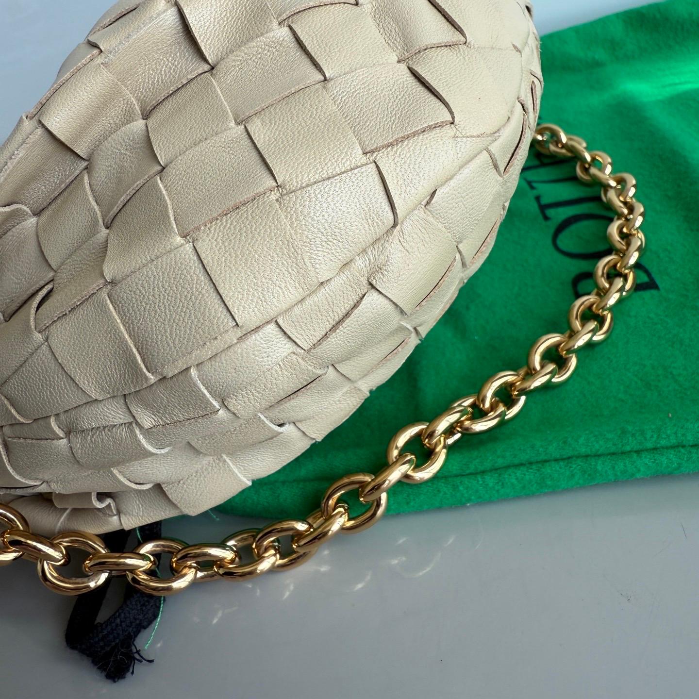 Bottega Veneta Jodie Mini Oats Beige Lambskin Leather Clutch Bag with Chain For Sale 6