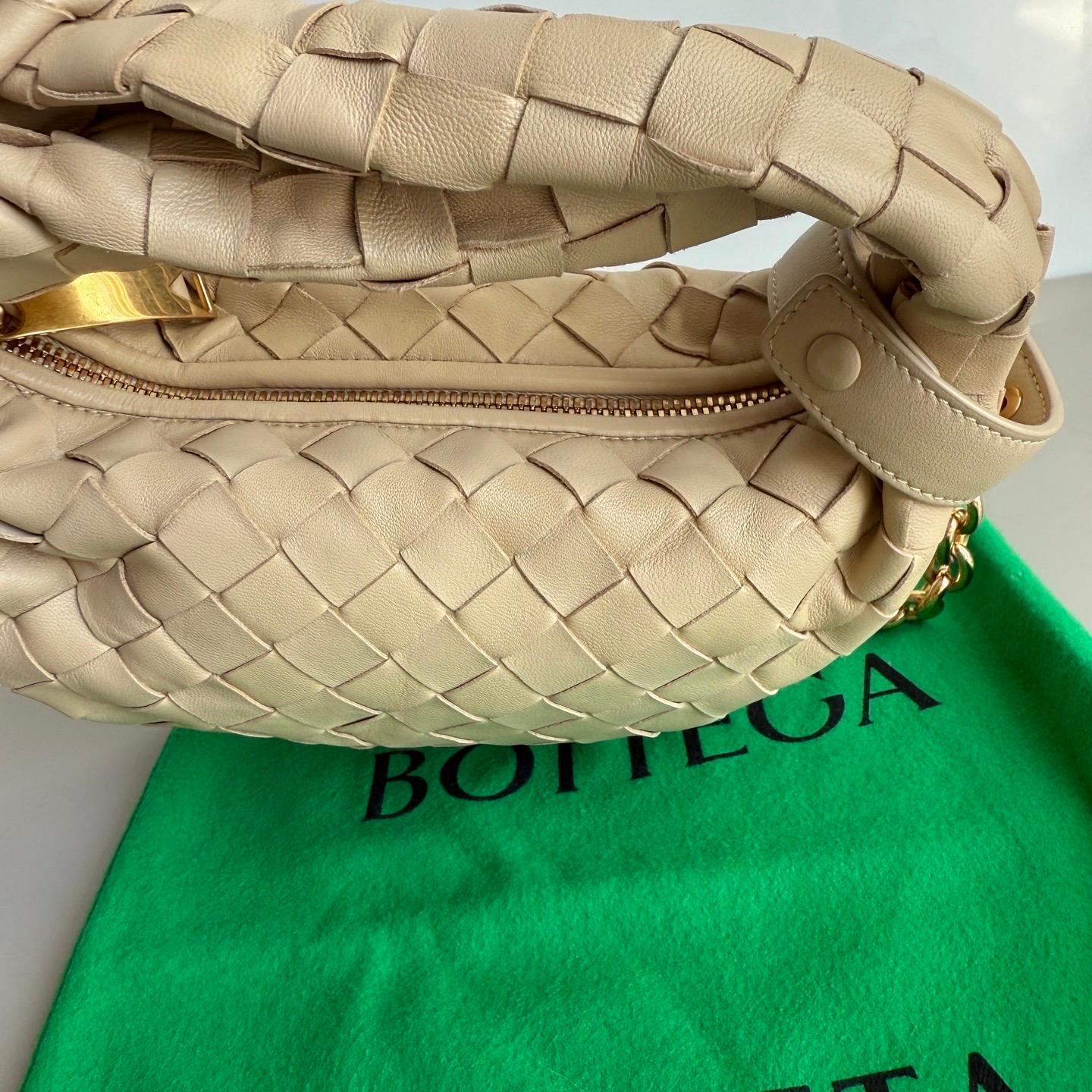 Bottega Veneta Jodie Mini Oats Beige Lambskin Leather Clutch Bag with Chain For Sale 9