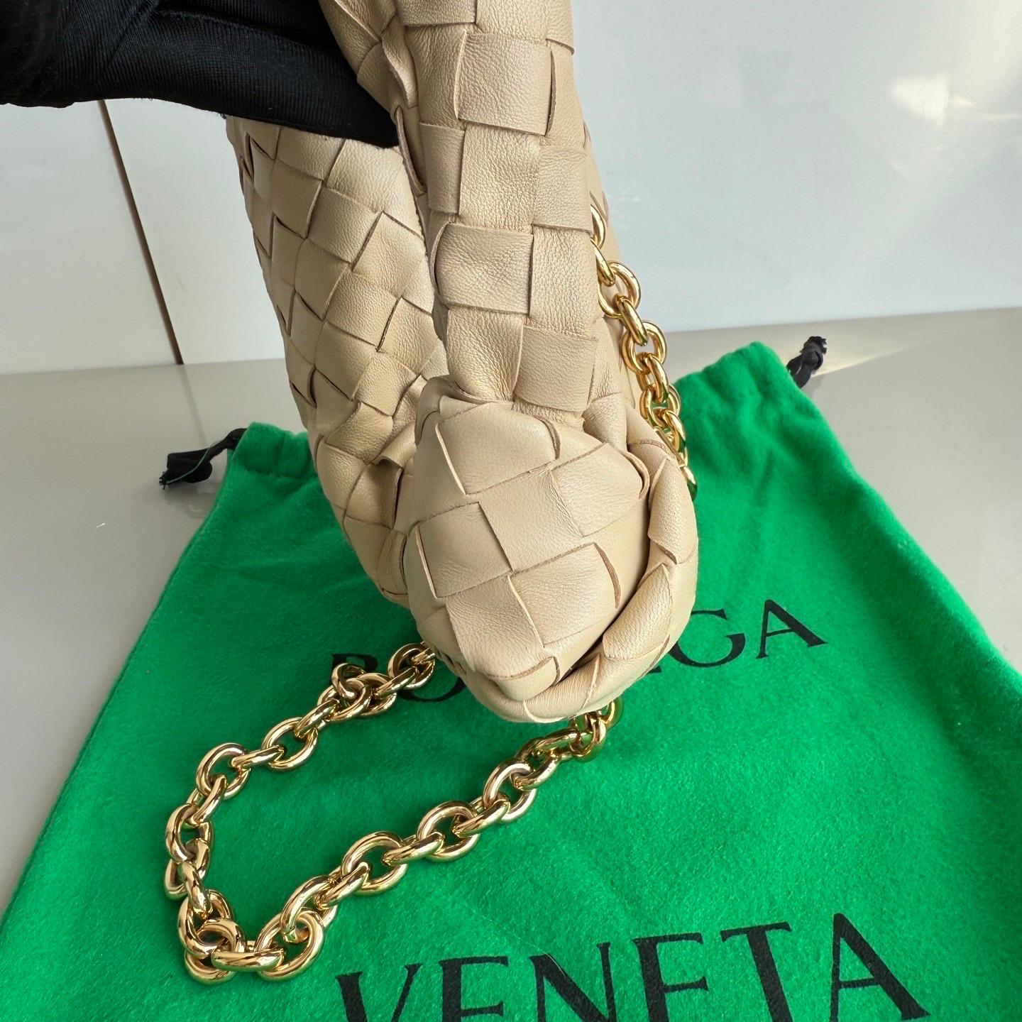 Bottega Veneta Jodie Mini Oats Beige Lambskin Leather Clutch Bag with Chain For Sale 10