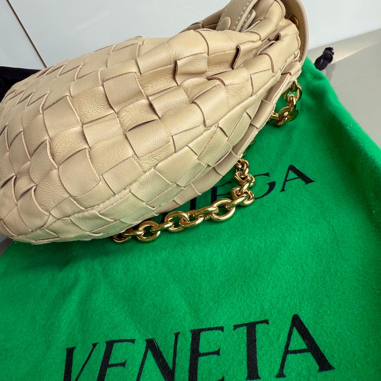 Bottega Veneta Jodie Mini Oats Beige Lambskin Leather Clutch Bag with Chain For Sale 11