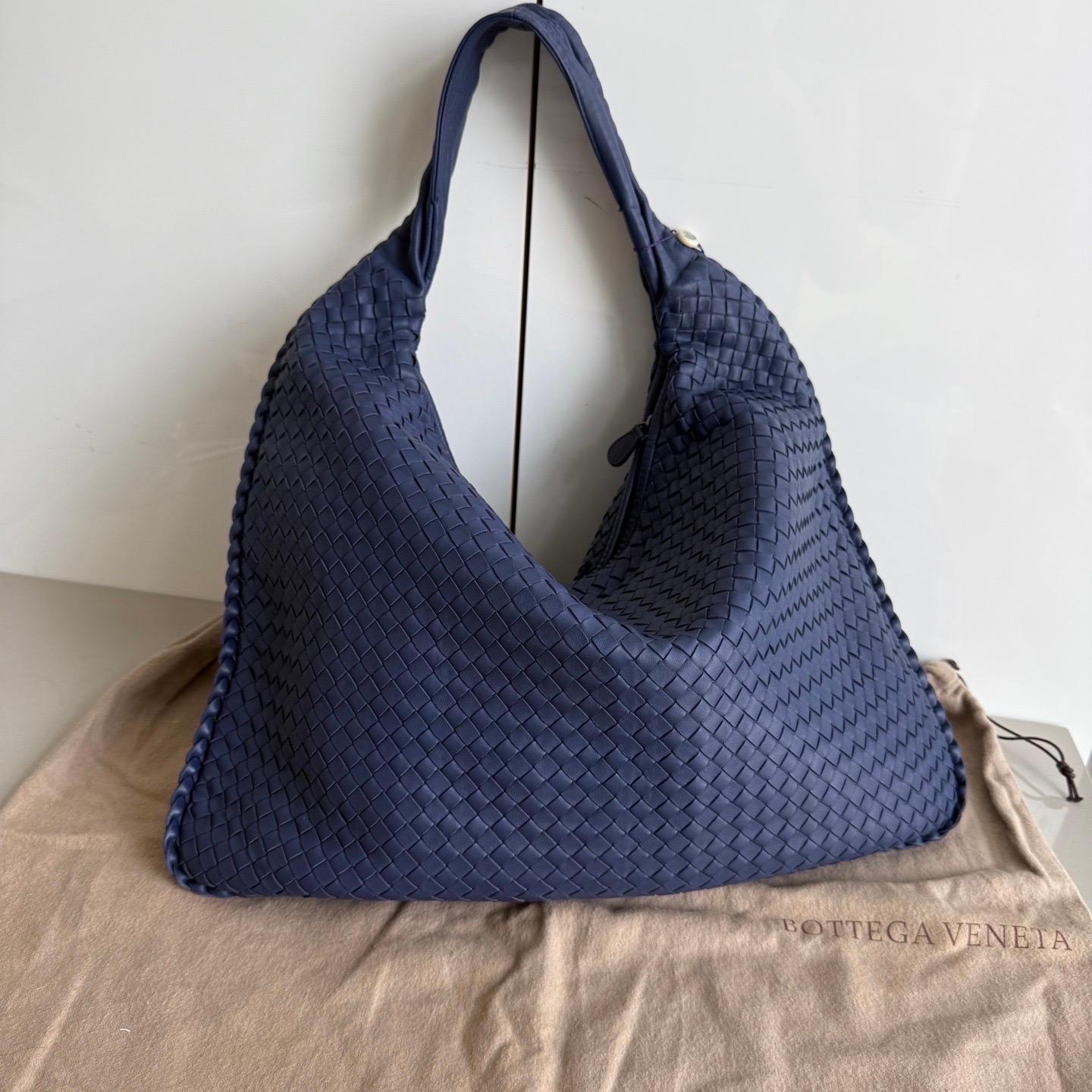 The Bottega Veneta Jodie Mini in Leather offers the perfect balance between practicality and luxury. Its mini size serves as a great everyday bag, while the iconic Intrecciato weave provides a fashionable statement.

CONDITION: NEVER