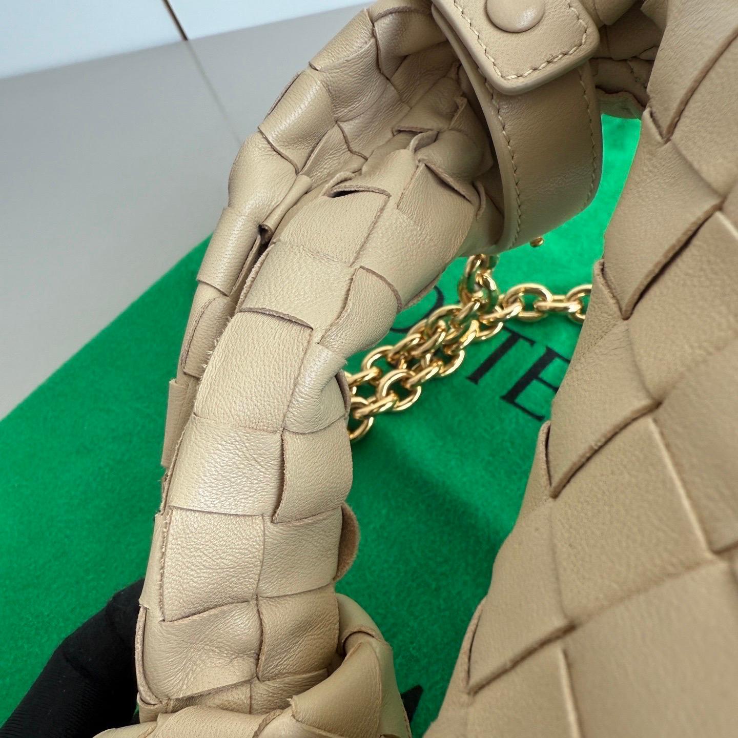Bottega Veneta Jodie Mini Oats Beige Lambskin Leather Clutch Bag with Chain For Sale 16