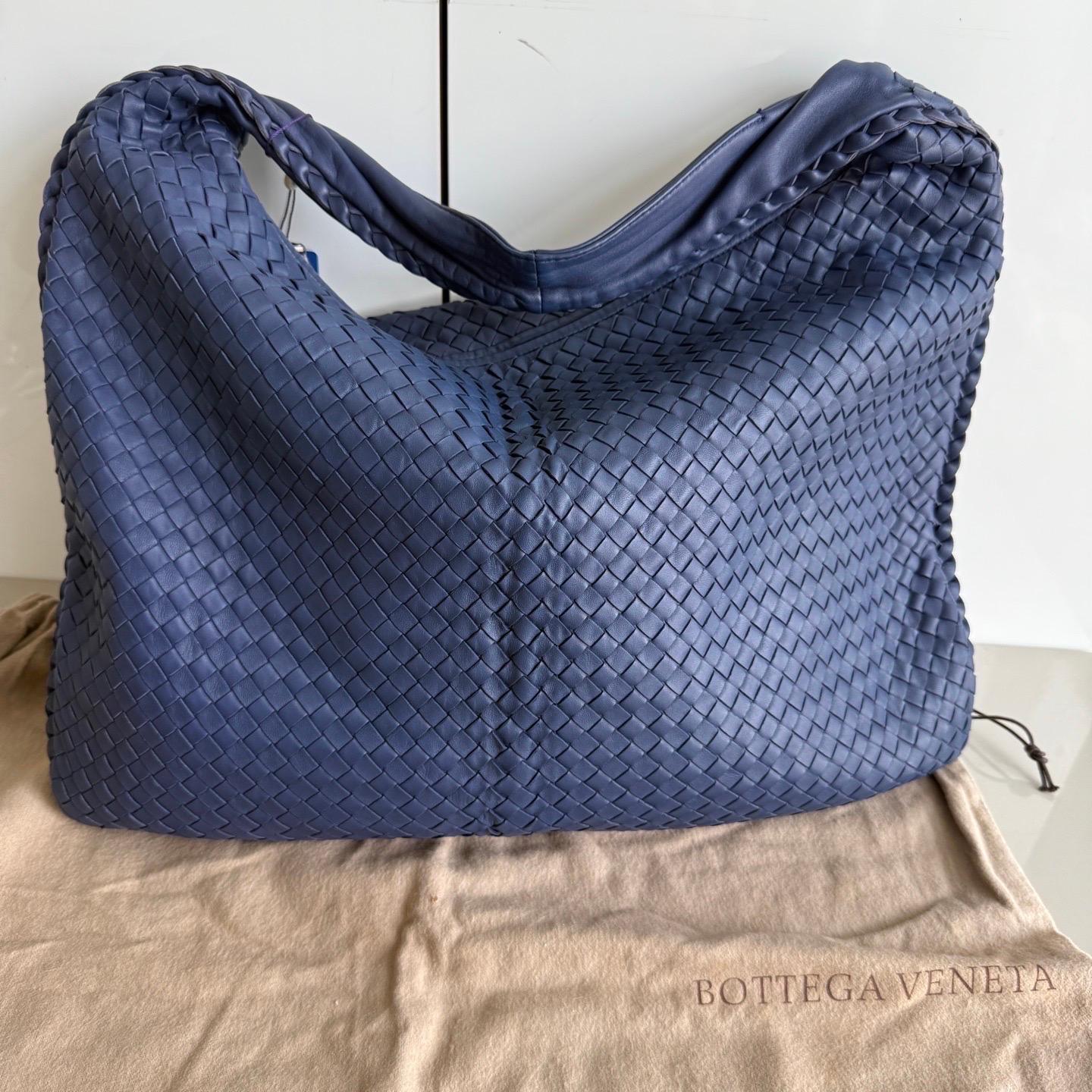 Bottega Veneta Jodie Mini Oats Beige Lambskin Leather Clutch Bag with Chain In New Condition In AUBERVILLIERS, FR