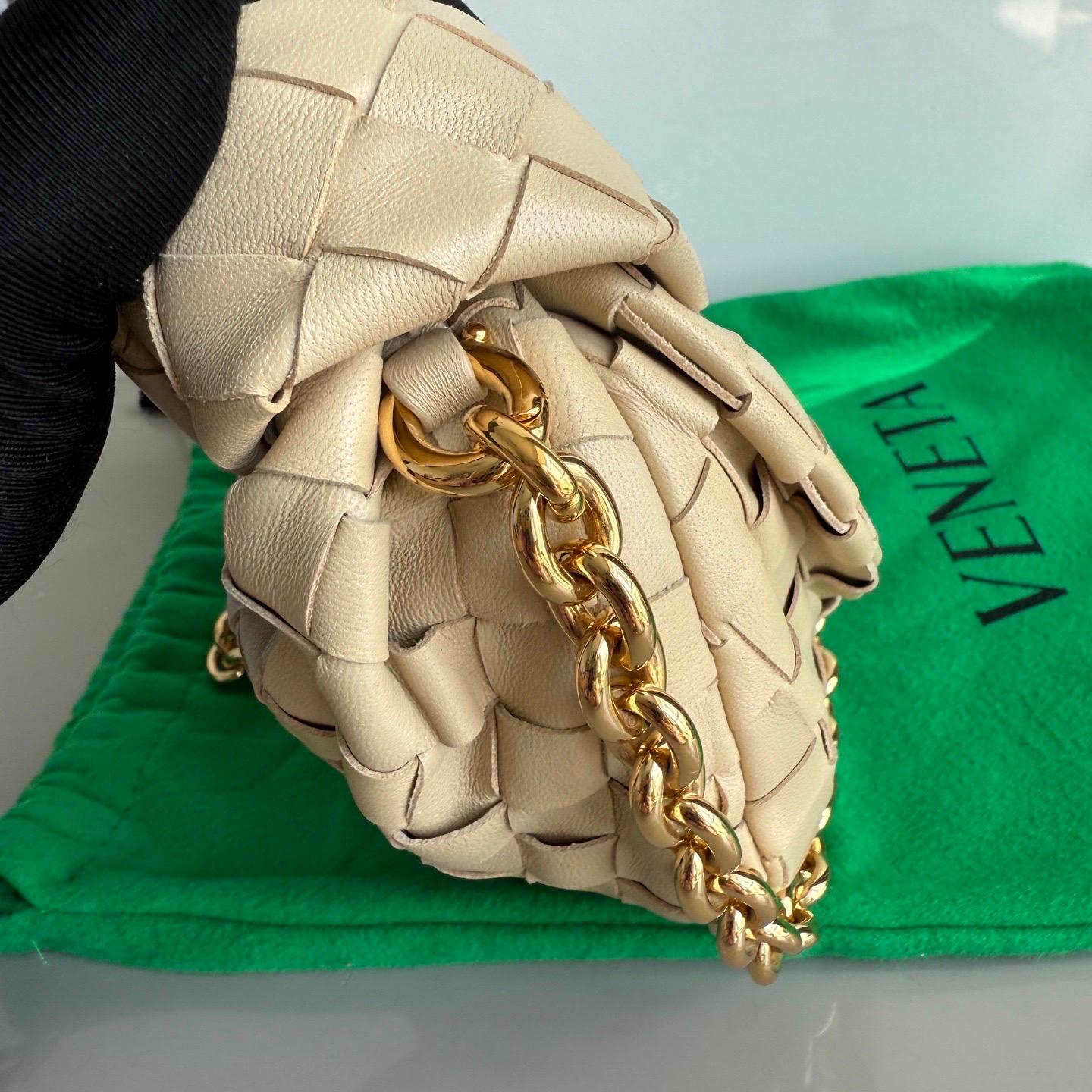Bottega Veneta Jodie Mini Oats Beige Lambskin Leather Clutch Bag with Chain In New Condition For Sale In AUBERVILLIERS, FR