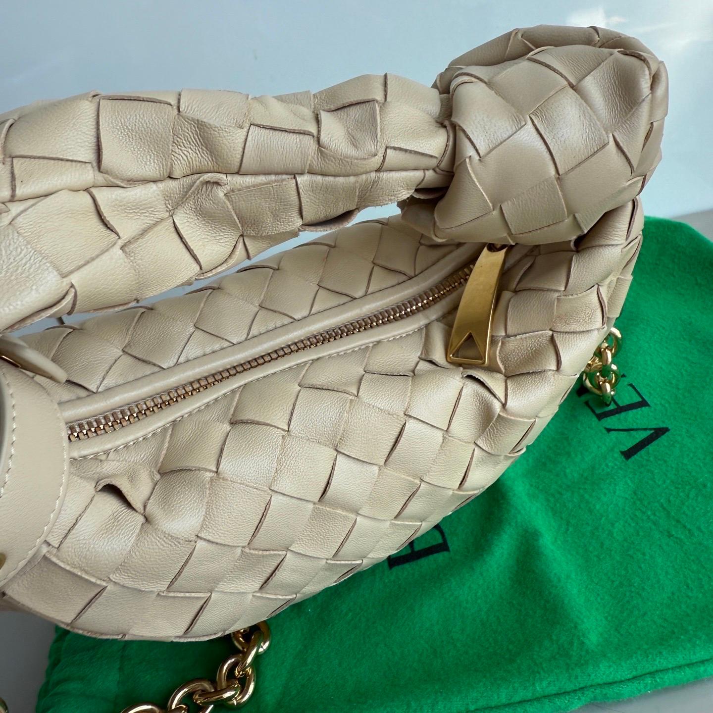 Women's Bottega Veneta Jodie Mini Oats Beige Lambskin Leather Clutch Bag with Chain For Sale