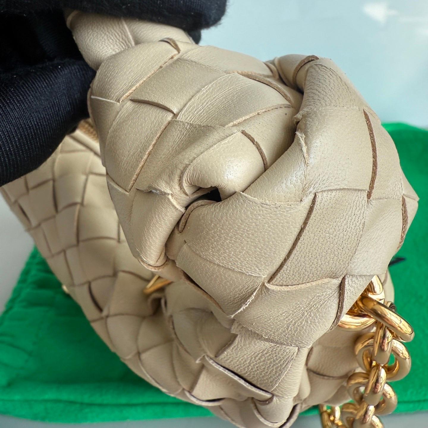 Bottega Veneta Jodie Mini Oats Beige Lambskin Leather Clutch Bag with Chain For Sale 1