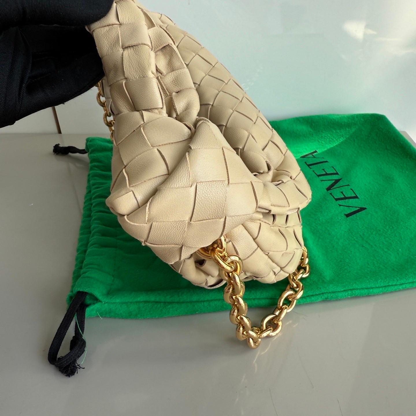 Bottega Veneta Jodie Mini Oats Beige Lambskin Leather Clutch Bag with Chain For Sale 2