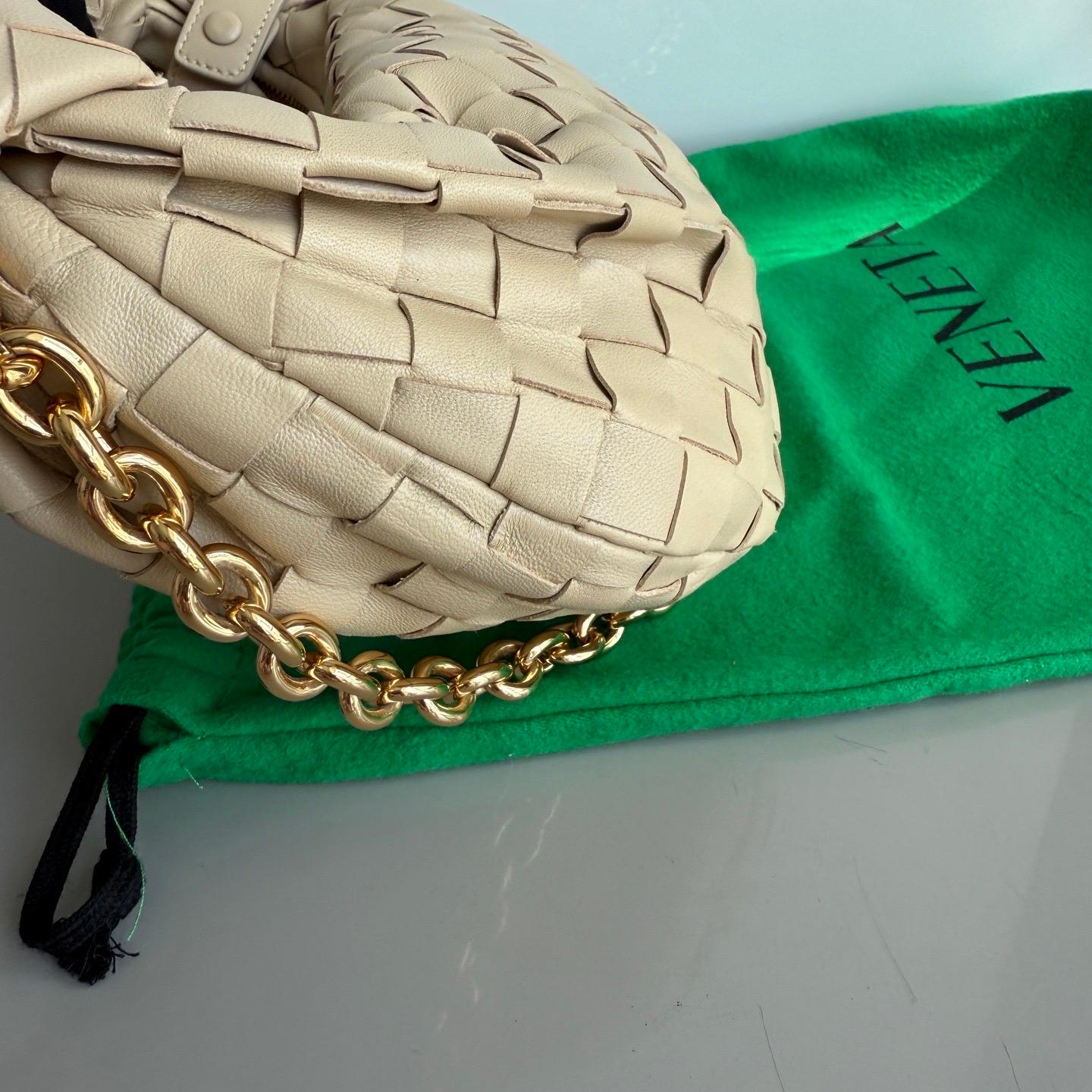 Bottega Veneta Jodie Mini Oats Beige Lambskin Leather Clutch Bag with Chain For Sale 3