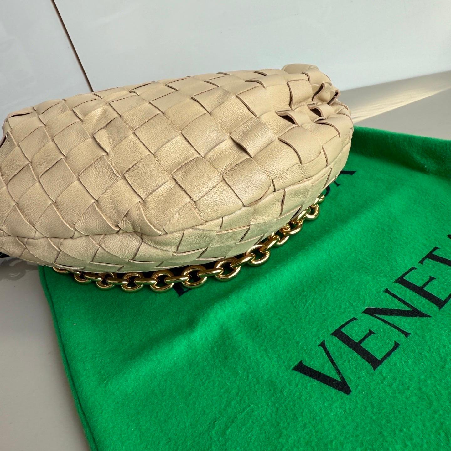 Bottega Veneta Jodie Mini Oats Beige Lambskin Leather Clutch Bag with Chain For Sale 4