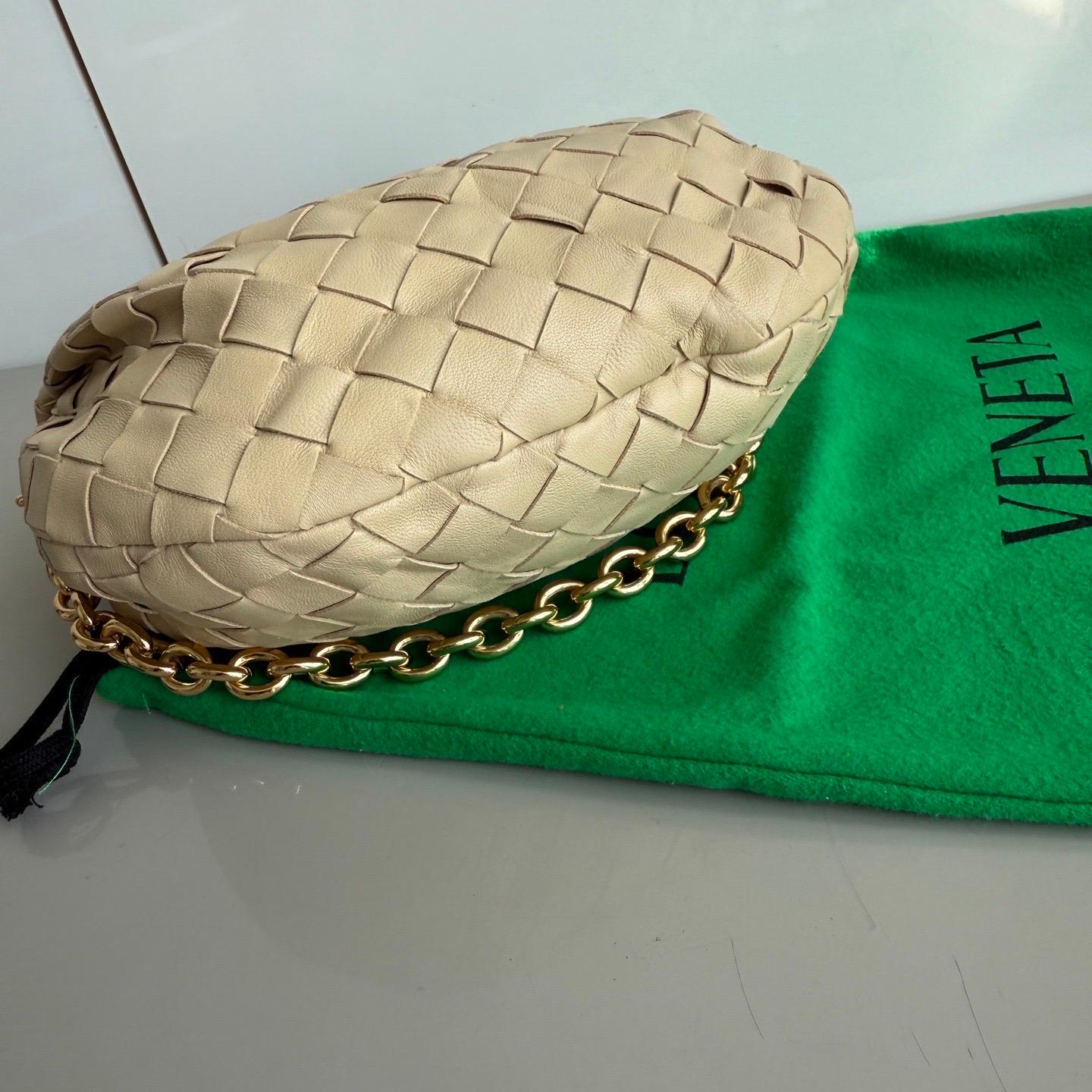 Bottega Veneta Jodie Mini Oats Beige Lambskin Leather Clutch Bag with Chain For Sale 5