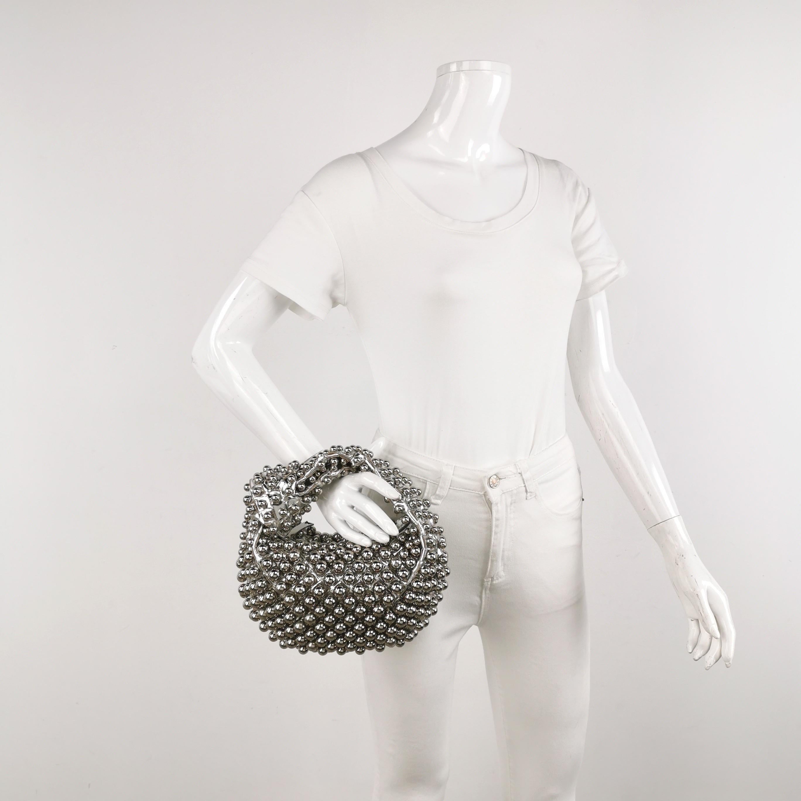 Bottega Veneta JodI Mini Argento Pelle Metallizzata Borchie Rare

La Bottega Veneta JODI Mini in rarissima pelle argentata offre il perfetto equilibrio tra praticità e lusso. Il suo formato mini è un'ottima borsa per tutti i giorni, mentre l'iconica