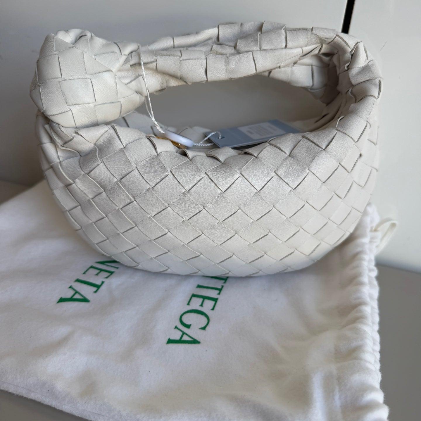 Bottega Veneta Jodie Mini White Leather Gold Hardware
These are professional photos of the actual bag.
The Bottega Veneta Jodie Mini in white Leather offers the perfect balance between practicality and luxury. Its mini size serves as a great