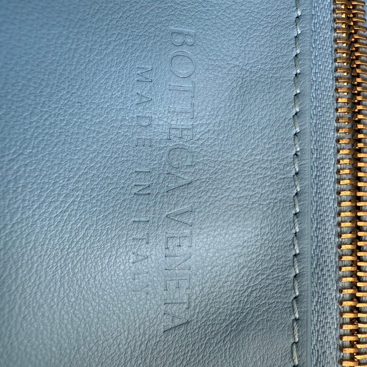 Kleines Babyblaues Lammfell von Bottega Veneta Jodie aus Lammfell 40cm im Angebot 5